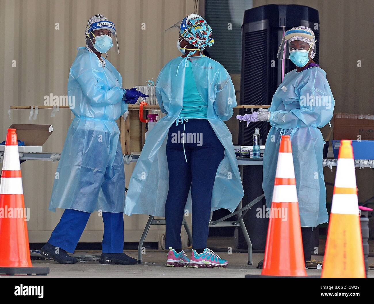 PAS DE FILM, PAS DE VIDÉO, PAS de TV, PAS DE DOCUMENTAIRE - les professionnels de la santé se préparer à administrer les tests COVID-19 au Hard Rock Stadium de Miami Gardens, FL, USA le mercredi 23 septembre 2020. Le ministère de la Santé de la Floride a signalé mercredi le décès de 203 résidents de plus, le plus sur n'importe quel rapport quotidien depuis près de deux semaines. Photo de Mike stocker/South Florida Sun Sentinel/TNS/ABACAPRESS.COM Banque D'Images