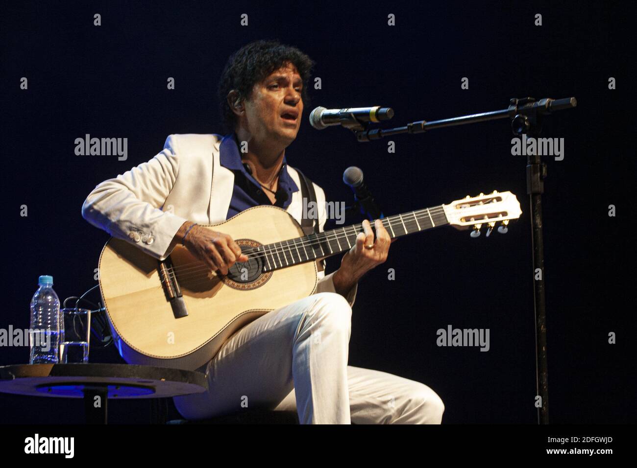 Sao Paulo, Sao Paulo, Brésil. 4 décembre 2020. (INT) spectacle musical du brésilien Jorge Vercillo. 4 décembre 2020, Sao Paulo, Brésil : le chanteur Jorge Vercillo interprète un spectacle de guitare et de voix très spécial. La présentation a eu une atmosphère intime et a touché les fans du début à la fin‚ â« ce spectacle est très spécial pour moi, car il me rapproche de plus en plus de mon auditoire, Où je chante mes plus grands succès avec des versions très intimes et je peux présenter mes chansons avec lesquelles ils sont nés à‚ dit Jorge, lors de sa performance à la maison de concert de TOM BRASIL.Credit: Leco Viana / Banque D'Images