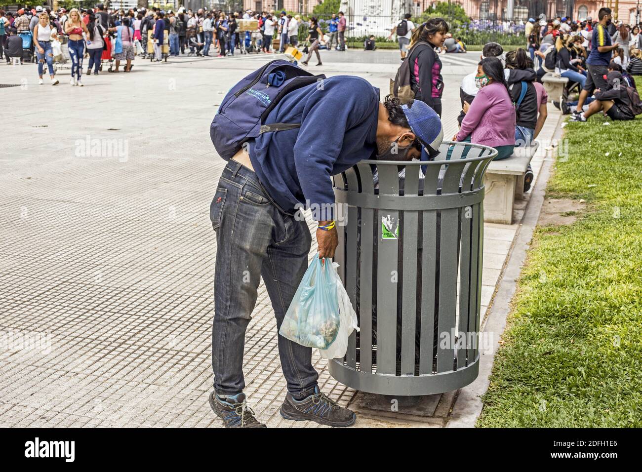 Buenos Aires, capitale fédérale, Argentine. 4 décembre 2020. L'Observatoire de la dette sociale de l'Université catholique Argentine a préparé un rapport sur le scénario socio-économique dans le contexte de la pandémie du coronavirus. La crise économique déjà aggravée a été ajoutée à la quarantaine et, en 2020, la pauvreté a grimpé à 44.2%, soit plusieurs points de plus que les 40.8% de l'année précédente. Le nombre de sans-abri était de 10.1%, mais un indice inquiétant est la pauvreté des enfants et des jeunes jusqu'à l'âge de 17 ans, qui atteint 64%. Ils ont 6 enfants sur 10. L'itinérance atteint 16 % dans cette tranche d'âge. Je Banque D'Images