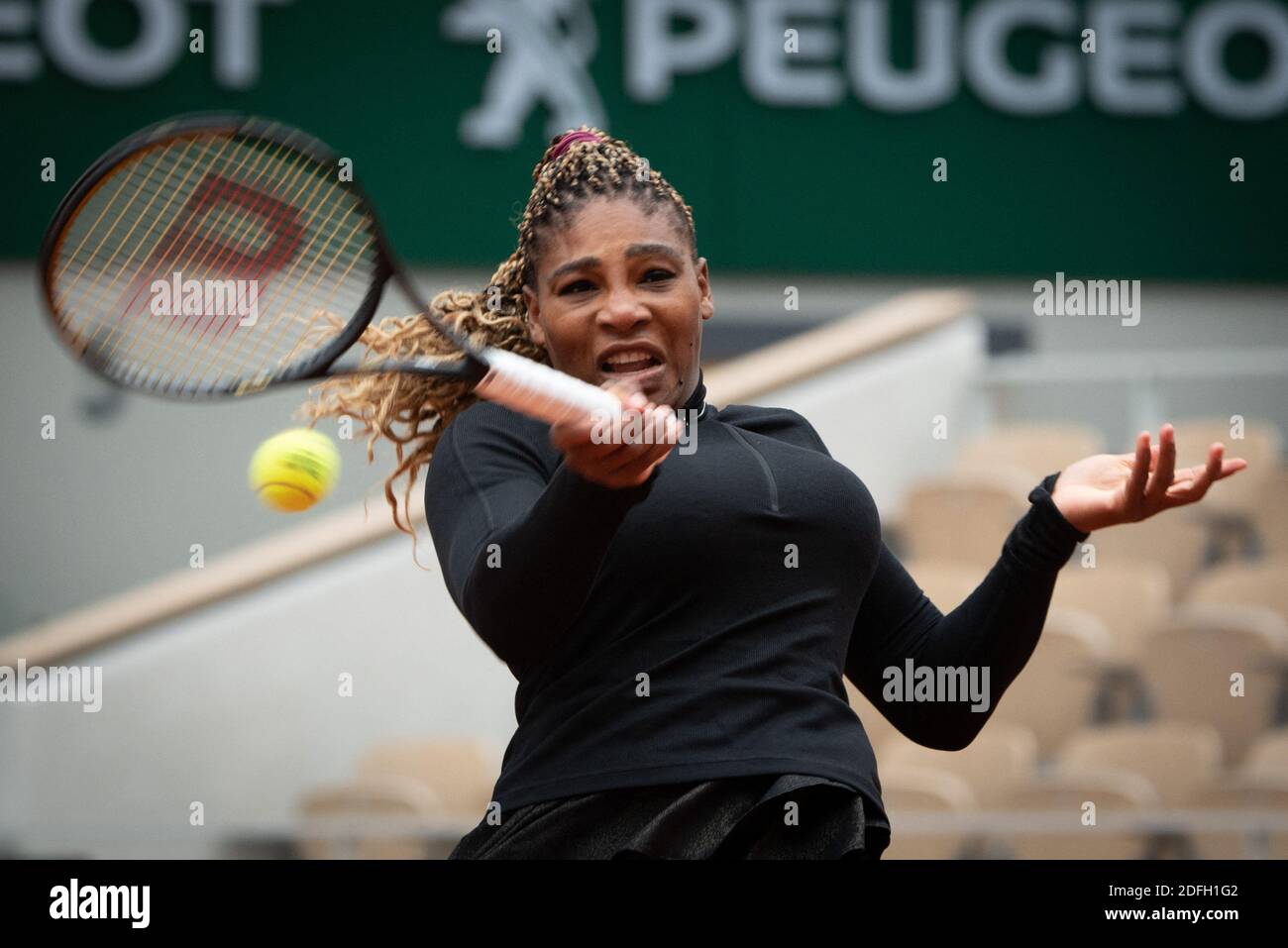 Serena Williams des Etats-Unis lors du premier tour du concours de singles  sur le court Philippe-Chatrier lors du tournoi de tennis ouvert à Roland  Garros le 28 septembre 2020 à Paris, France.