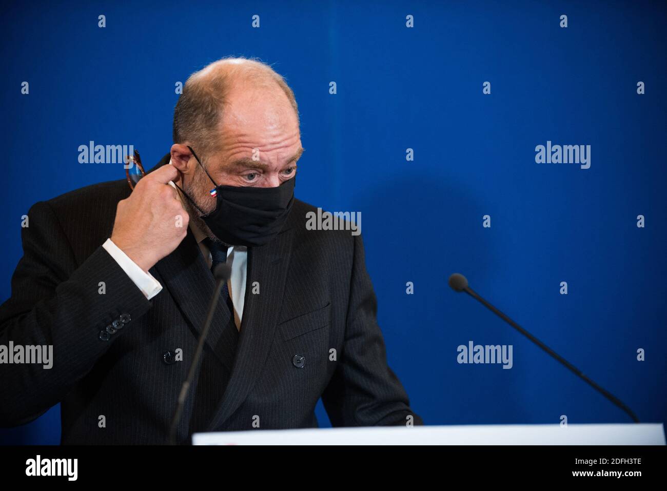 Le ministre français de la Justice, Eric Dupond-Moretti, se dépare de son masque protecteur lors d'une conférence de presse sur la présentation du budget 2021 du ministre de la Justice, à Paris, en France, le 29 septembre 2020. Photo de Julie Sebadelha/ABACAPRESS.COM Banque D'Images