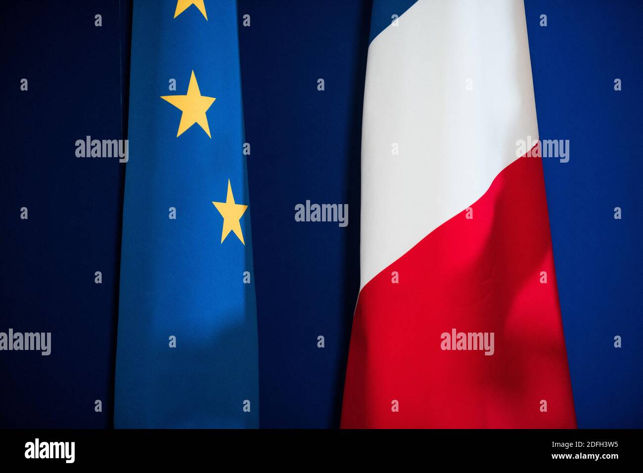 Le drapeau européen et français est vu lors d'une conférence de presse sur la présentation du budget 2021 du ministre de la Justice, à Paris, en France, le 29 septembre 2020. Photo de Julie Sebadelha/ABACAPRESS.COM Banque D'Images
