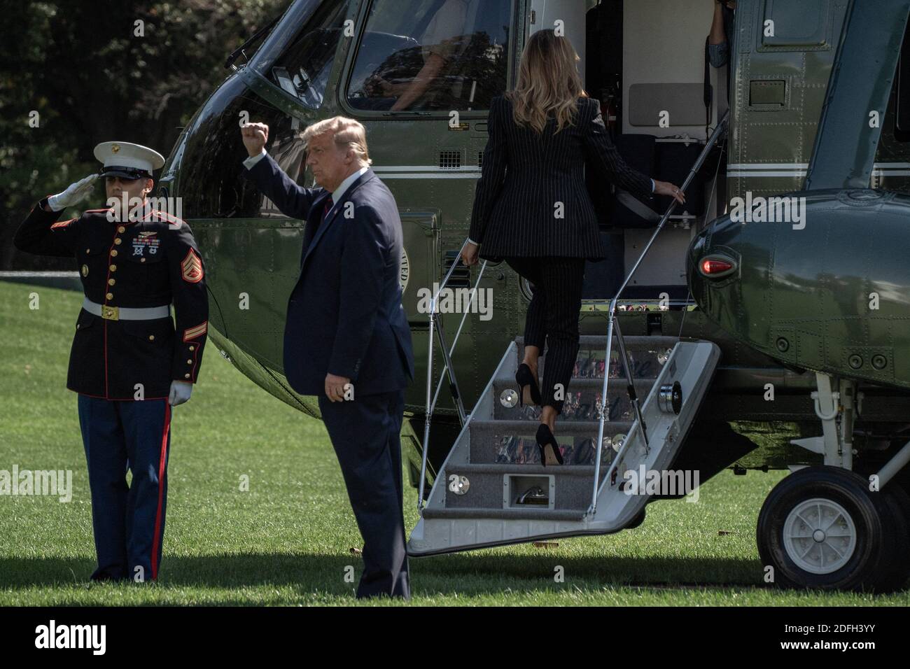 Le président des États-Unis Donald Trump et la première dame Melania Trump se sont emparée de leurs partisans en traversant la South Lawn pour rejoindre Marine One à la Maison Blanche à Washington, DC, le lundi 28 septembre 2020. Trump voyage pour participer au premier débat présidentiel contre l'ancien vice-président Joe Biden à Cleveland, Ohio. Photo de Ken Cedeno/Pool/ABACAPRESS.COM Banque D'Images