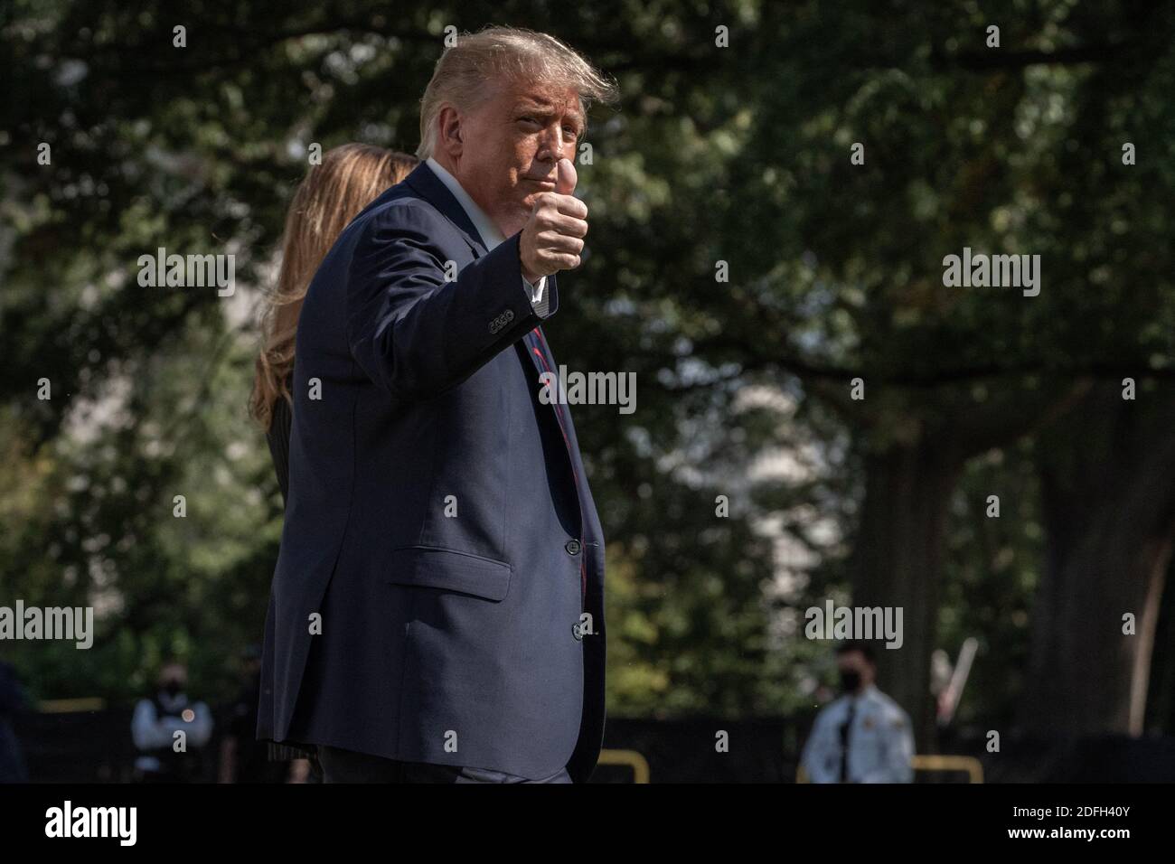 Le président des États-Unis Donald Trump et la première dame Melania Trump se sont emparée de leurs partisans en traversant la South Lawn pour rejoindre Marine One à la Maison Blanche à Washington, DC, le lundi 28 septembre 2020. Trump voyage pour participer au premier débat présidentiel contre l'ancien vice-président Joe Biden à Cleveland, Ohio. Photo de Ken Cedeno/Pool/ABACAPRESS.COM Banque D'Images