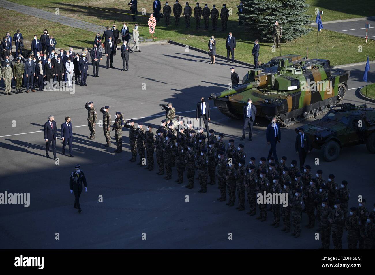 Le président français Emmanuel Macron et le président lituanien Gitanas Nauseda (L) rendent visite aux soldats du groupe de combat du bataillon de la présence avancée renforcée (PFE) de l'OTAN à Rukla (Lituanie), le 29 septembre 2020. Photo par Eliot Blondt/ABACAPRESS.COM Banque D'Images