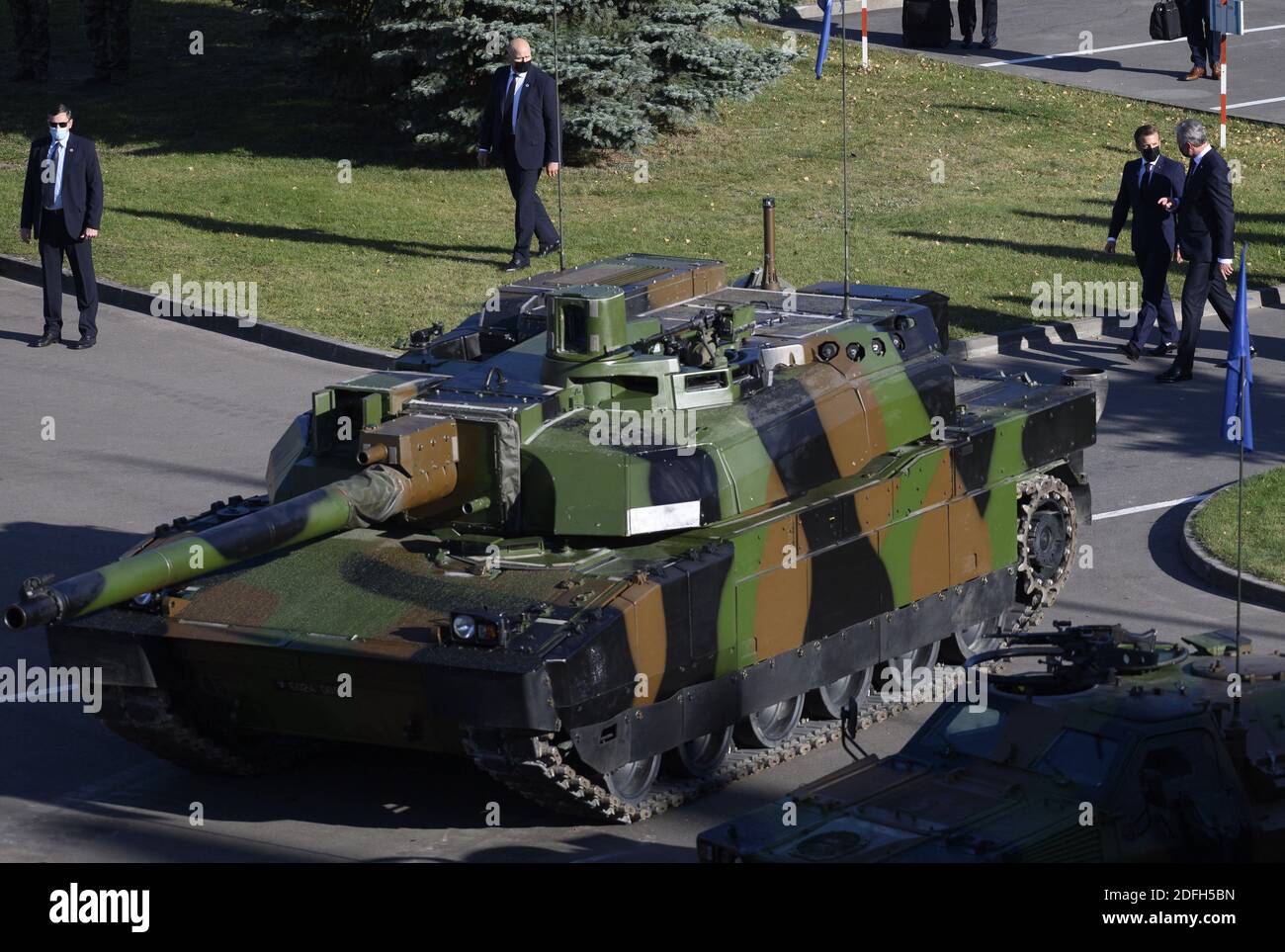 Le président français Emmanuel Macron et le président lituanien Gitanas Nauseda (L) rendent visite aux soldats du groupe de combat du bataillon de la présence avancée renforcée (PFE) de l'OTAN à Rukla (Lituanie), le 29 septembre 2020. Photo par Eliot Blondt/ABACAPRESS.COM Banque D'Images