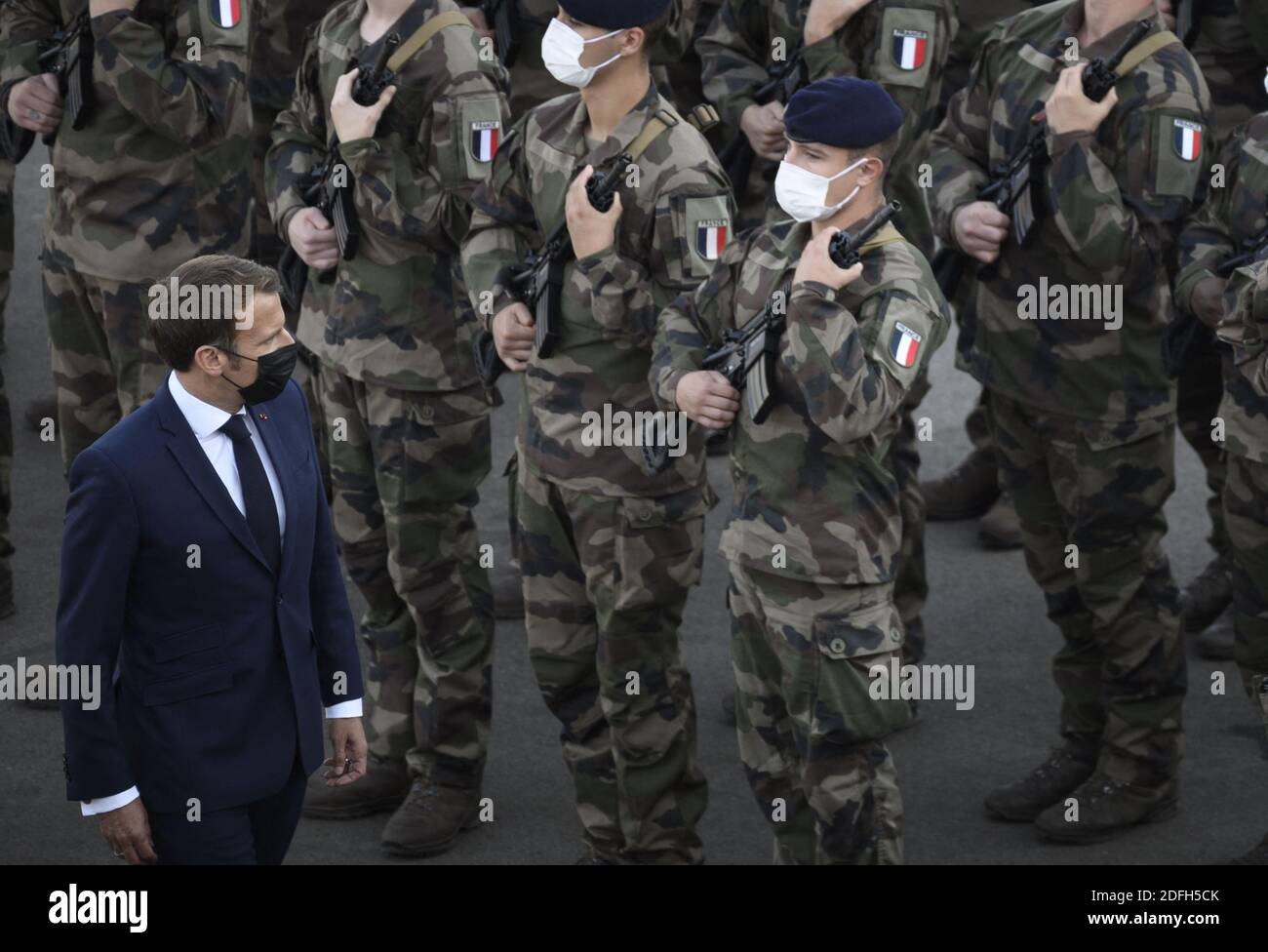Le président français Emmanuel Macron visite les soldats du groupe de combat du bataillon de la présence avancée renforcée (PFE) de l'OTAN à Rukla, en Lituanie, le 29 septembre 2020. Photo par Eliot Blondt/ABACAPRESS.COM Banque D'Images