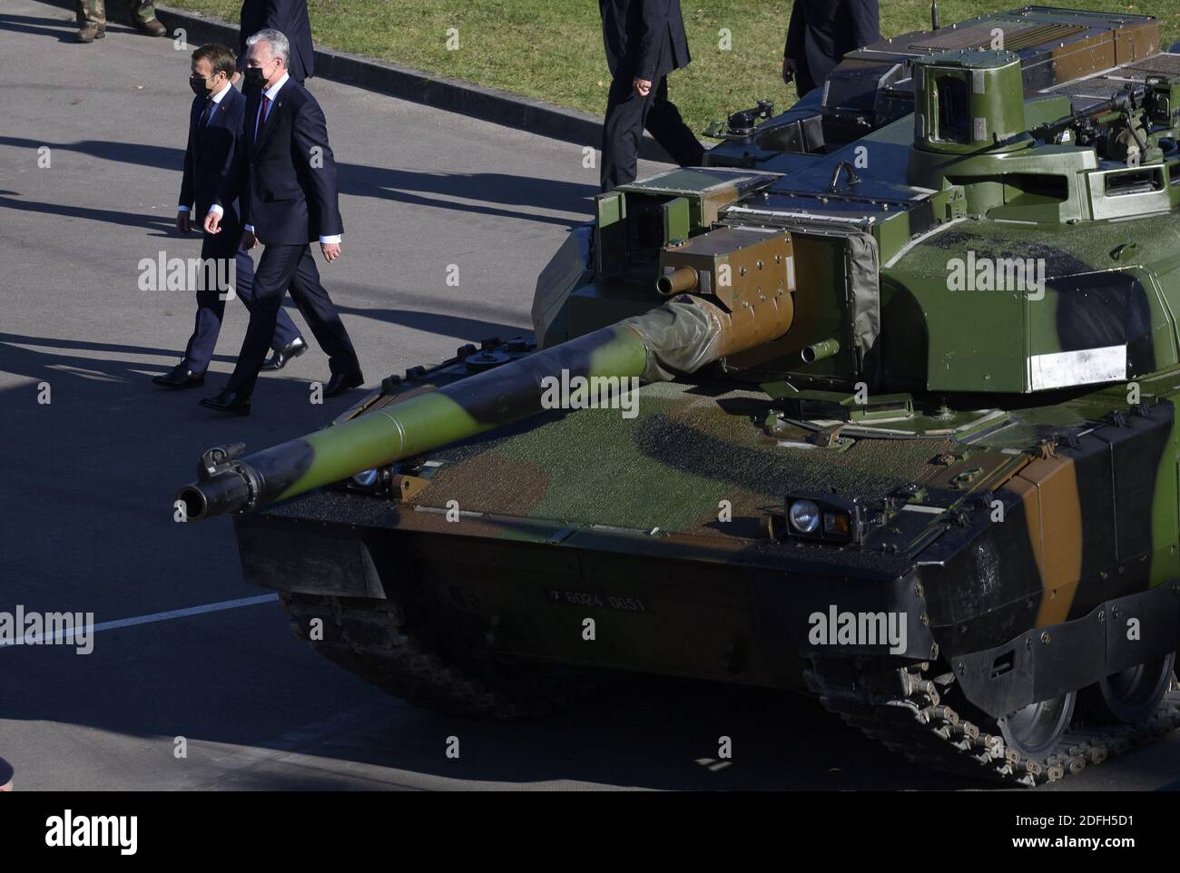Le président français Emmanuel Macron et le président lituanien Gitanas Nauseda (L) rendent visite aux soldats du groupe de combat du bataillon de la présence avancée renforcée (PFE) de l'OTAN à Rukla (Lituanie), le 29 septembre 2020. Photo par Eliot Blondt/ABACAPRESS.COM Banque D'Images
