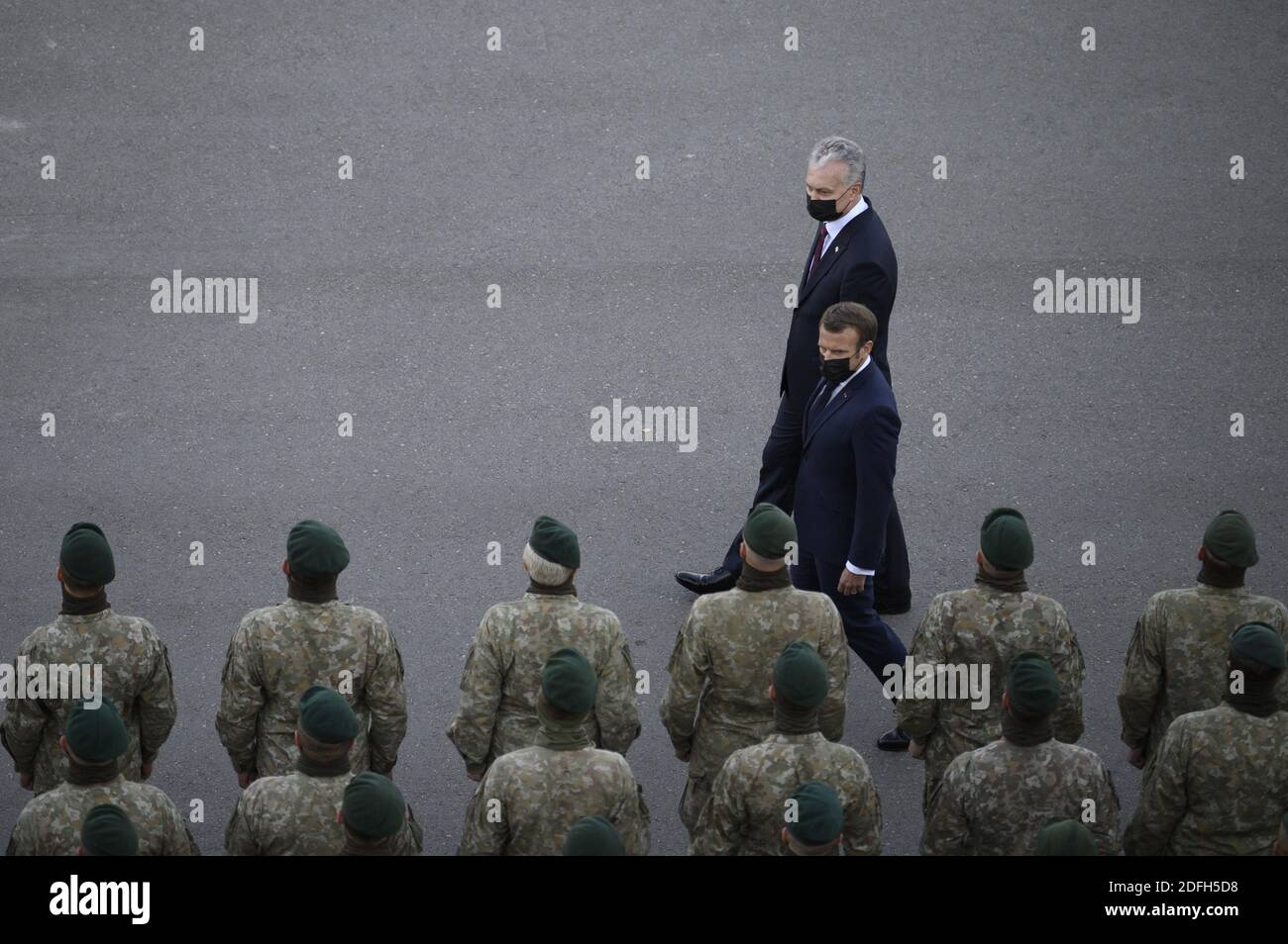 Le président français Emmanuel Macron et le président lituanien Gitanas Nauseda (L) rendent visite aux soldats du groupe de combat du bataillon de la présence avancée renforcée (PFE) de l'OTAN à Rukla (Lituanie), le 29 septembre 2020. Photo par Eliot Blondt/ABACAPRESS.COM Banque D'Images
