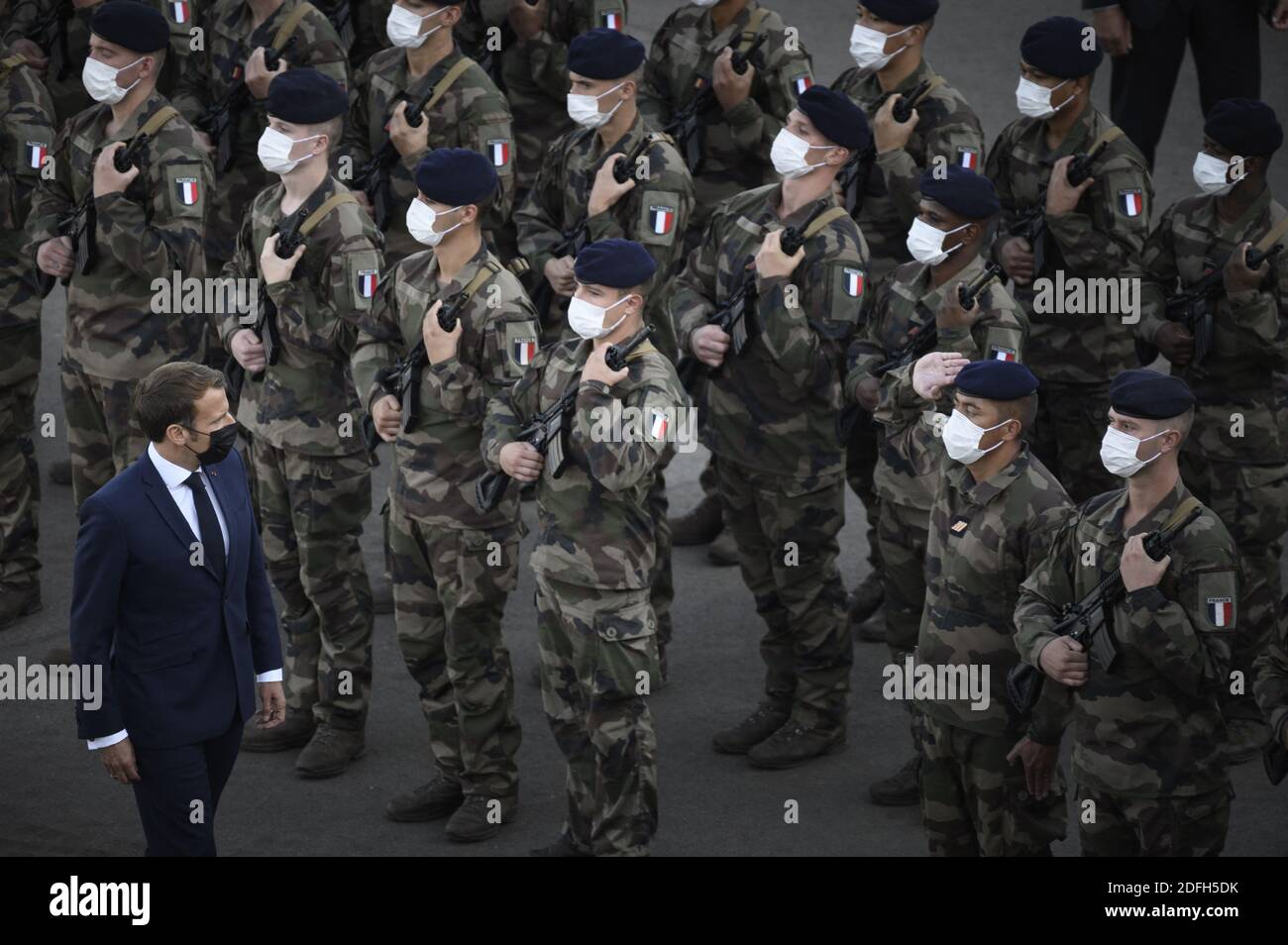 Le président français Emmanuel Macron visite les soldats du groupe de combat du bataillon de la présence avancée renforcée (PFE) de l'OTAN à Rukla, en Lituanie, le 29 septembre 2020. Photo par Eliot Blondt/ABACAPRESS.COM Banque D'Images