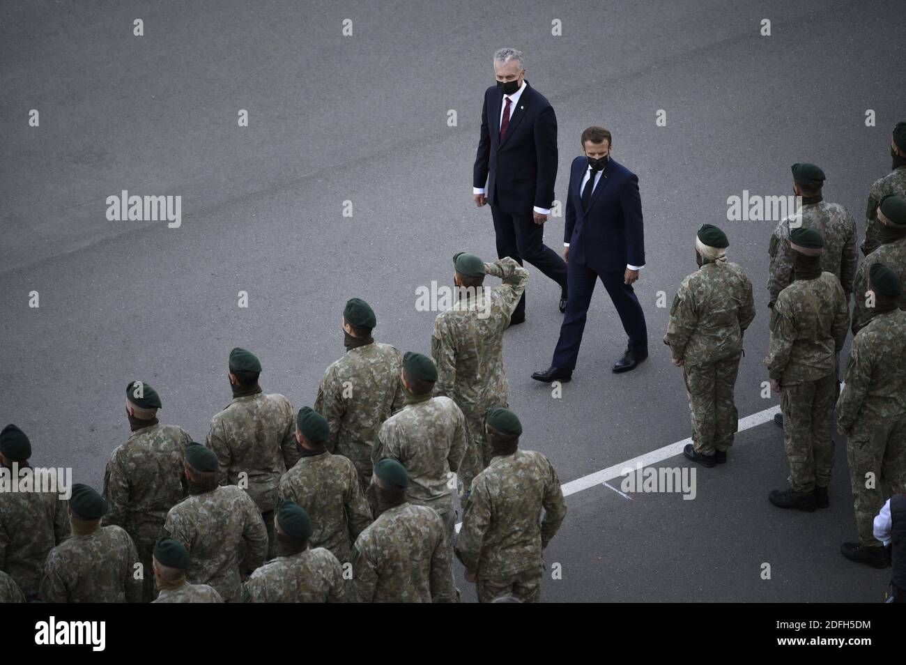 Le président français Emmanuel Macron et le président lituanien Gitanas Nauseda (L) rendent visite aux soldats du groupe de combat du bataillon de la présence avancée renforcée (PFE) de l'OTAN à Rukla (Lituanie), le 29 septembre 2020. Photo par Eliot Blondt/ABACAPRESS.COM Banque D'Images