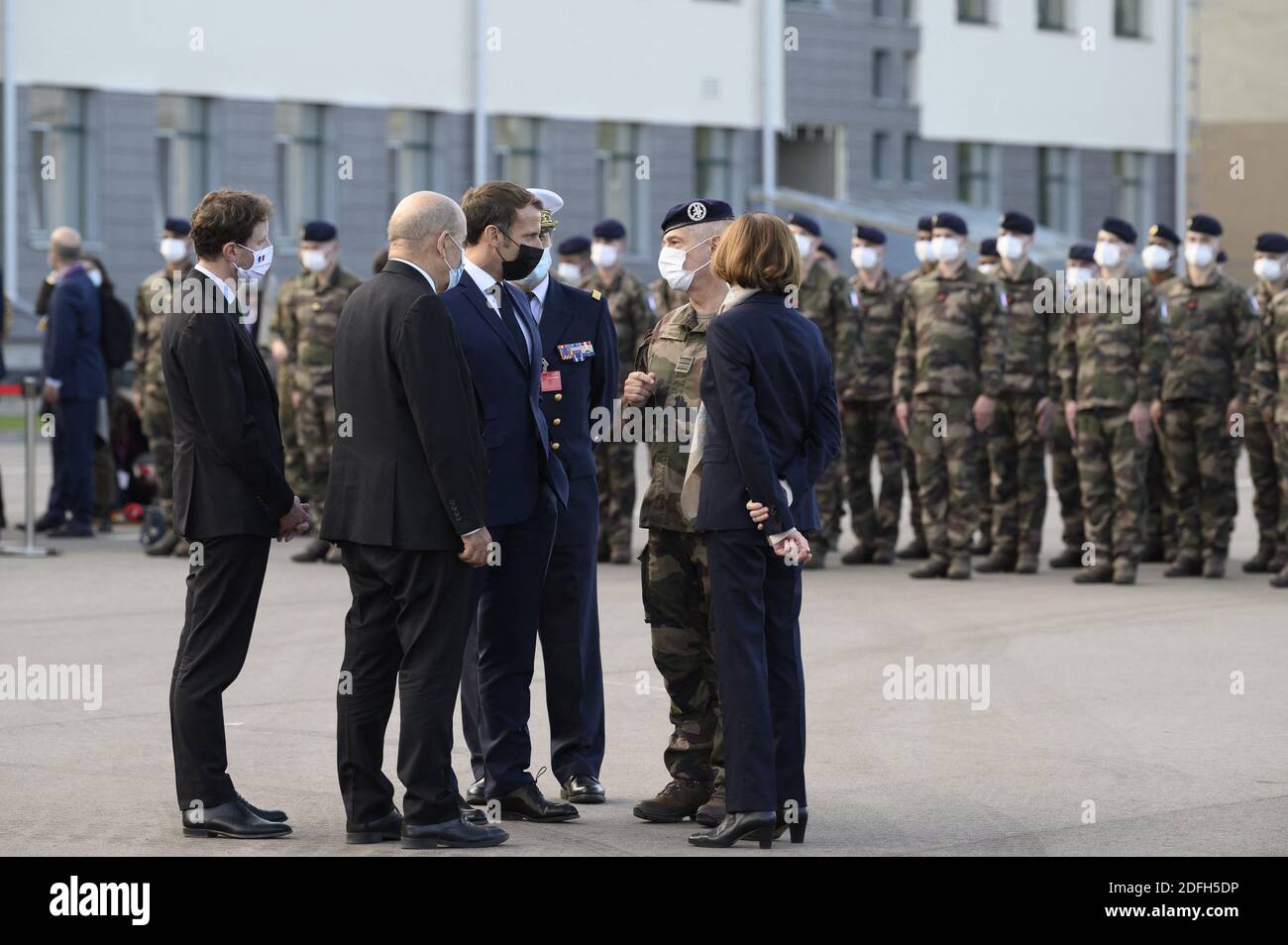 Le président français Emmanuel macron visite des soldats du groupe de combat du bataillon de la présence avancée renforcée (PEF) de l'OTAN à Rukla, en Lituanie, le 29 septembre 2020. Photo par Eliot Blondt/ABACAPRESS.COM Banque D'Images