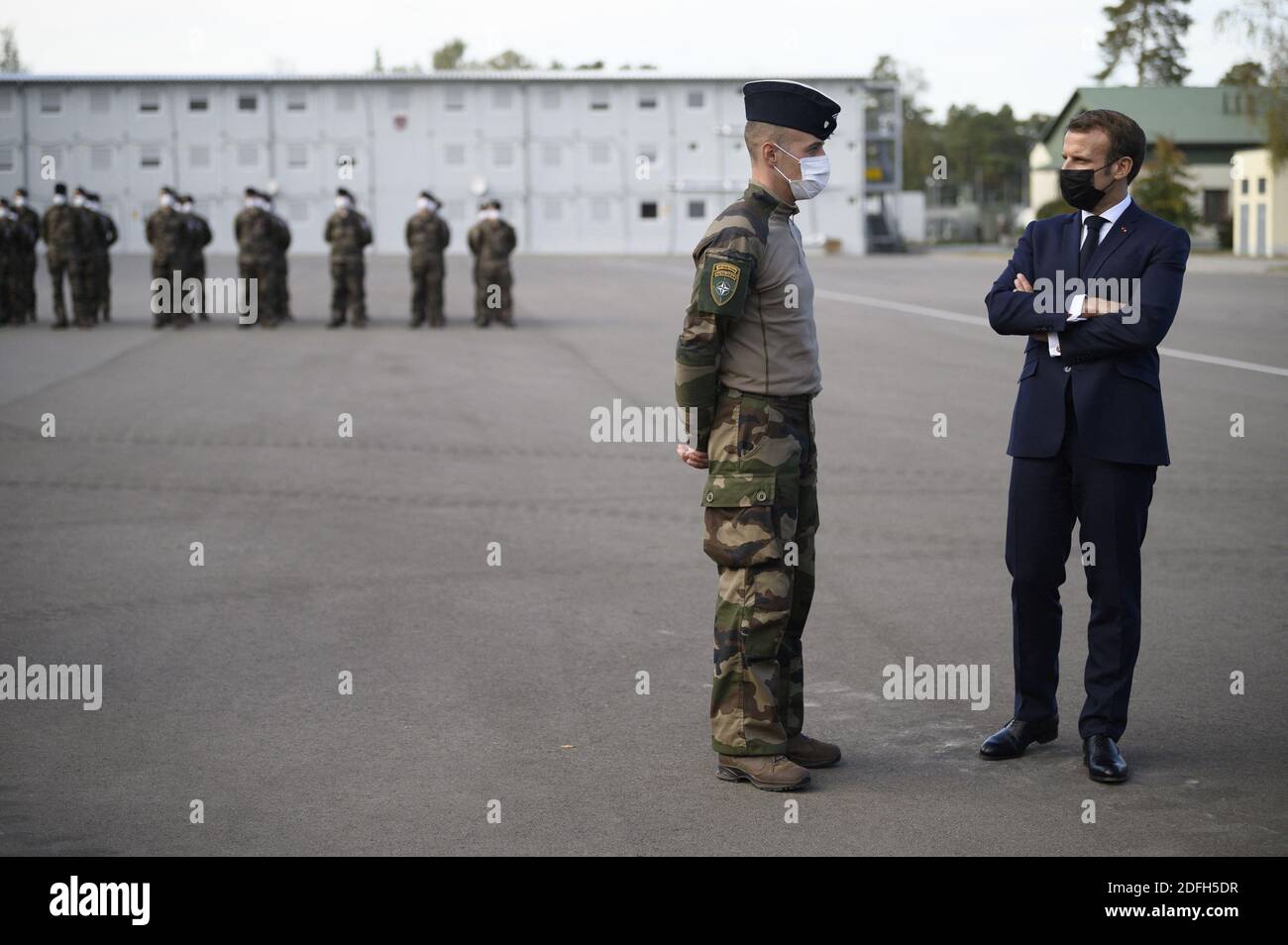 Le président français Emmanuel Macron visite les soldats du groupe de combat du bataillon de la présence avancée renforcée (PFE) de l'OTAN à Rukla, en Lituanie, le 29 septembre 2020. Photo par Eliot Blondt/ABACAPRESS.COM Banque D'Images