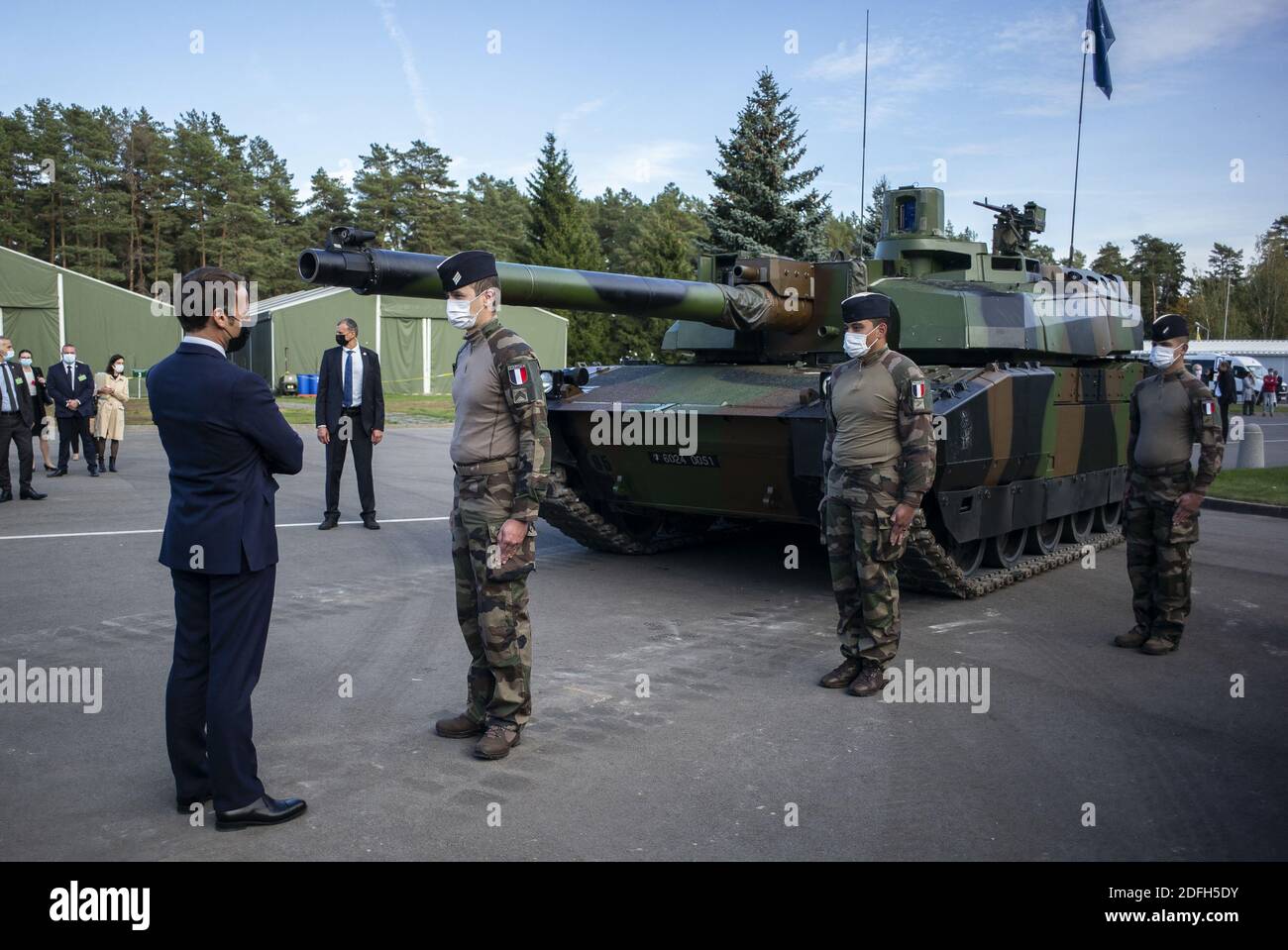 Le président français Emmanuel Macron visite les soldats du groupe de combat du bataillon de la présence avancée renforcée (PFE) de l'OTAN à Rukla, en Lituanie, le 29 septembre 2020. Photo par Eliot Blondt/ABACAPRESS.COM Banque D'Images