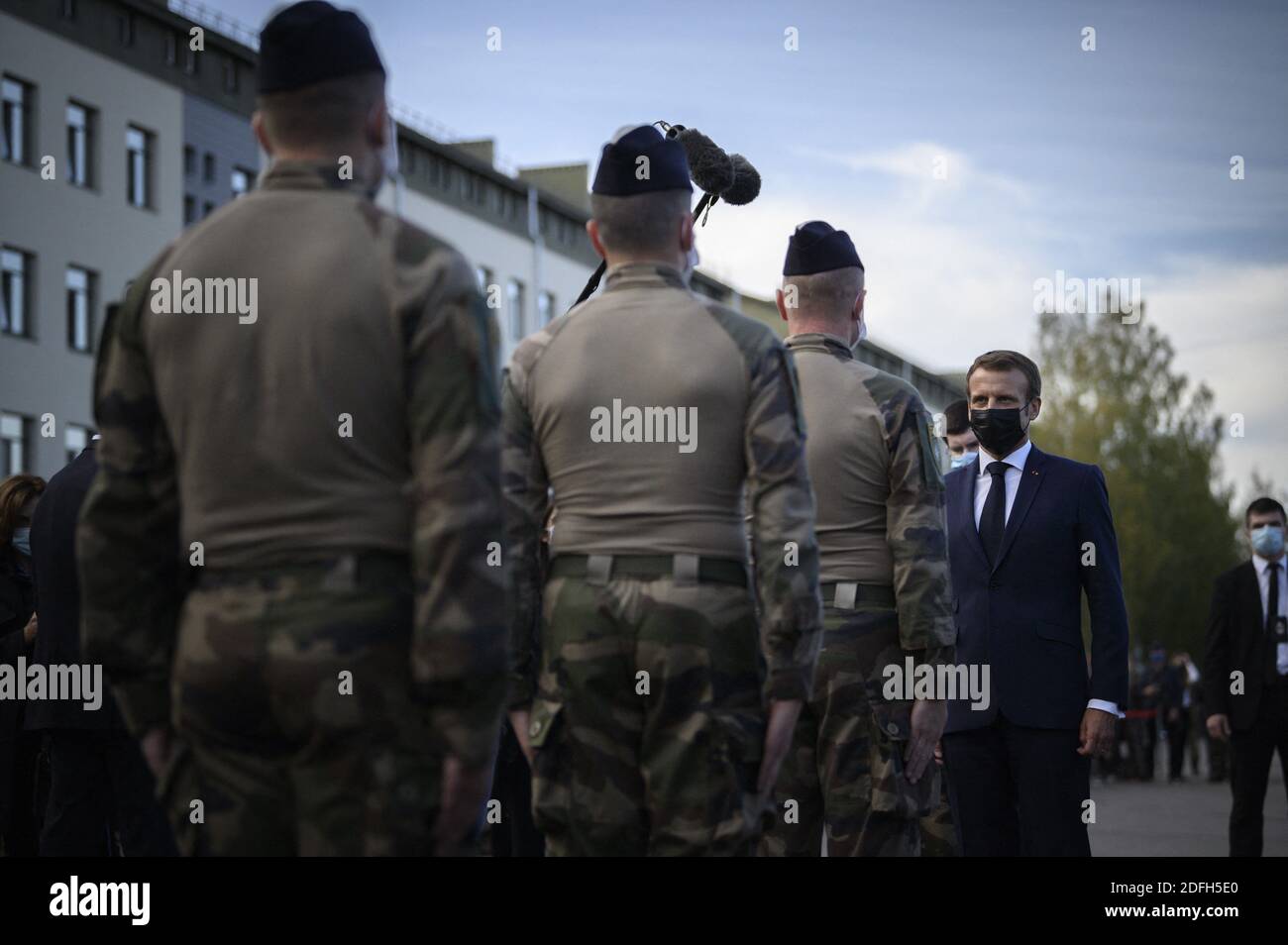 Le président français Emmanuel Macron visite les soldats du groupe de combat du bataillon de la présence avancée renforcée (PFE) de l'OTAN à Rukla, en Lituanie, le 29 septembre 2020. Photo par Eliot Blondt/ABACAPRESS.COM Banque D'Images