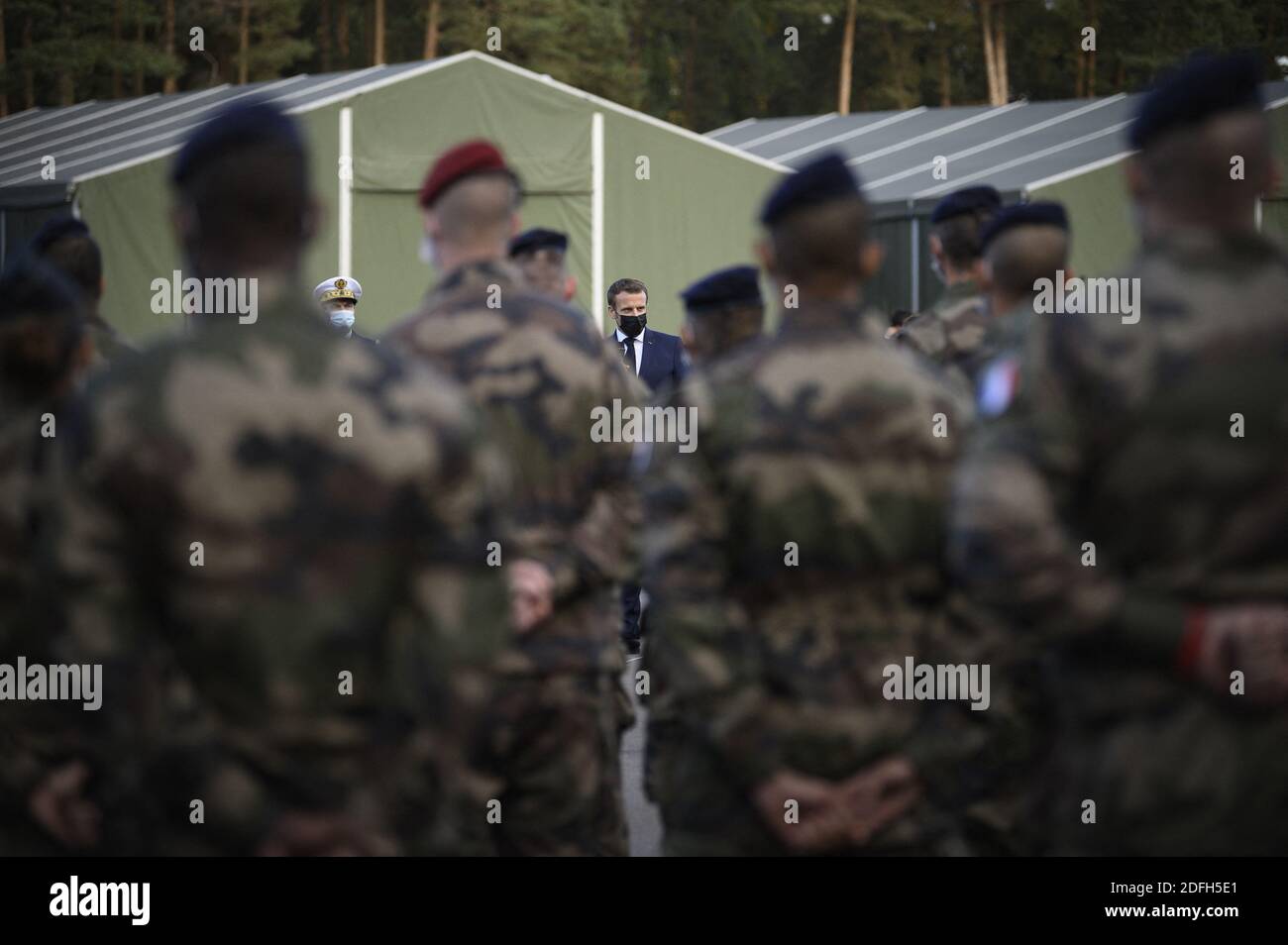 Le président français Emmanuel Macron visite les soldats du groupe de combat du bataillon de la présence avancée renforcée (PFE) de l'OTAN à Rukla, en Lituanie, le 29 septembre 2020. Photo par Eliot Blondt/ABACAPRESS.COM Banque D'Images