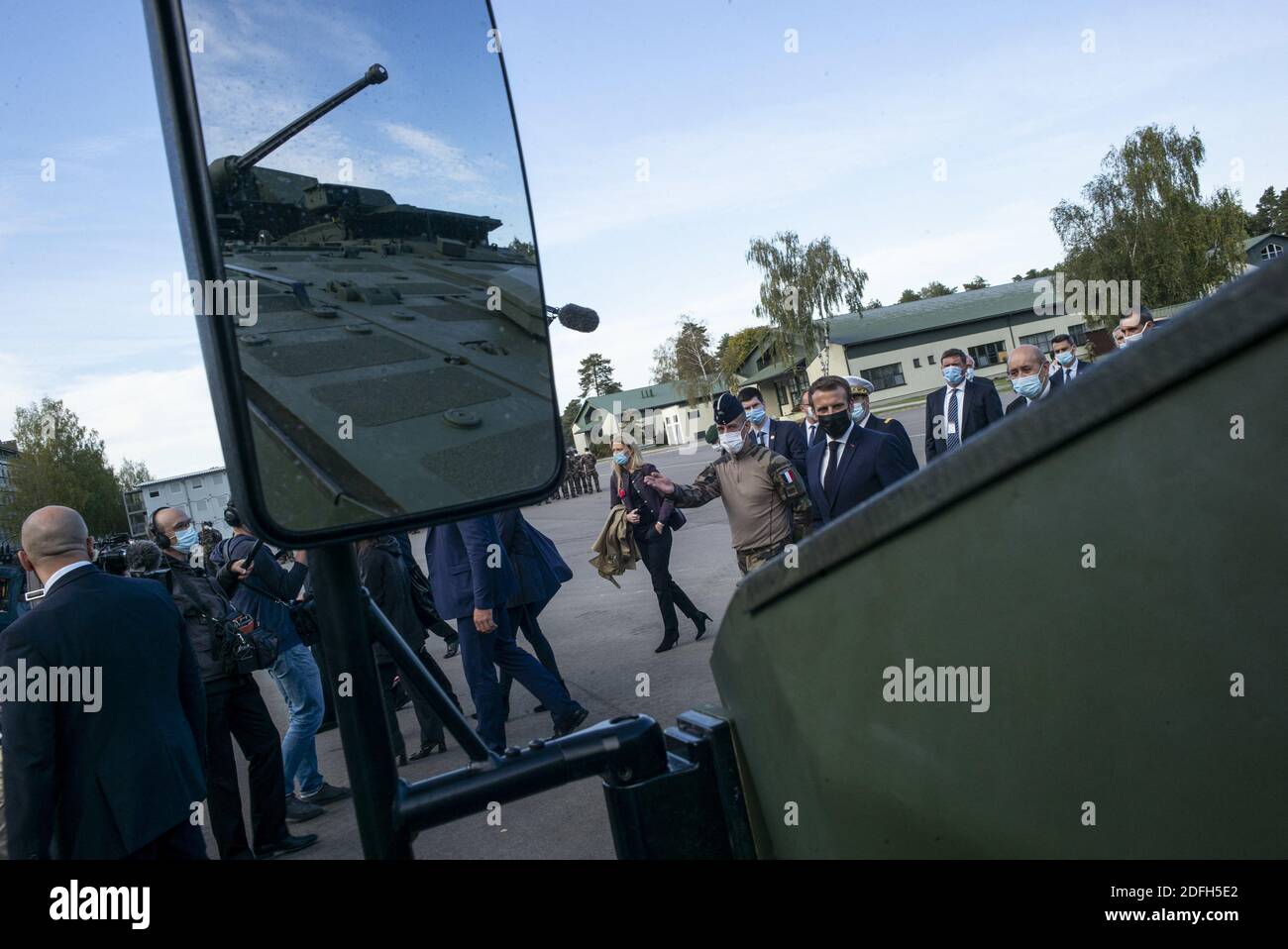 Le président français Emmanuel Macron visite les soldats du groupe de combat du bataillon de la présence avancée renforcée (PFE) de l'OTAN à Rukla, en Lituanie, le 29 septembre 2020. Photo par Eliot Blondt/ABACAPRESS.COM Banque D'Images