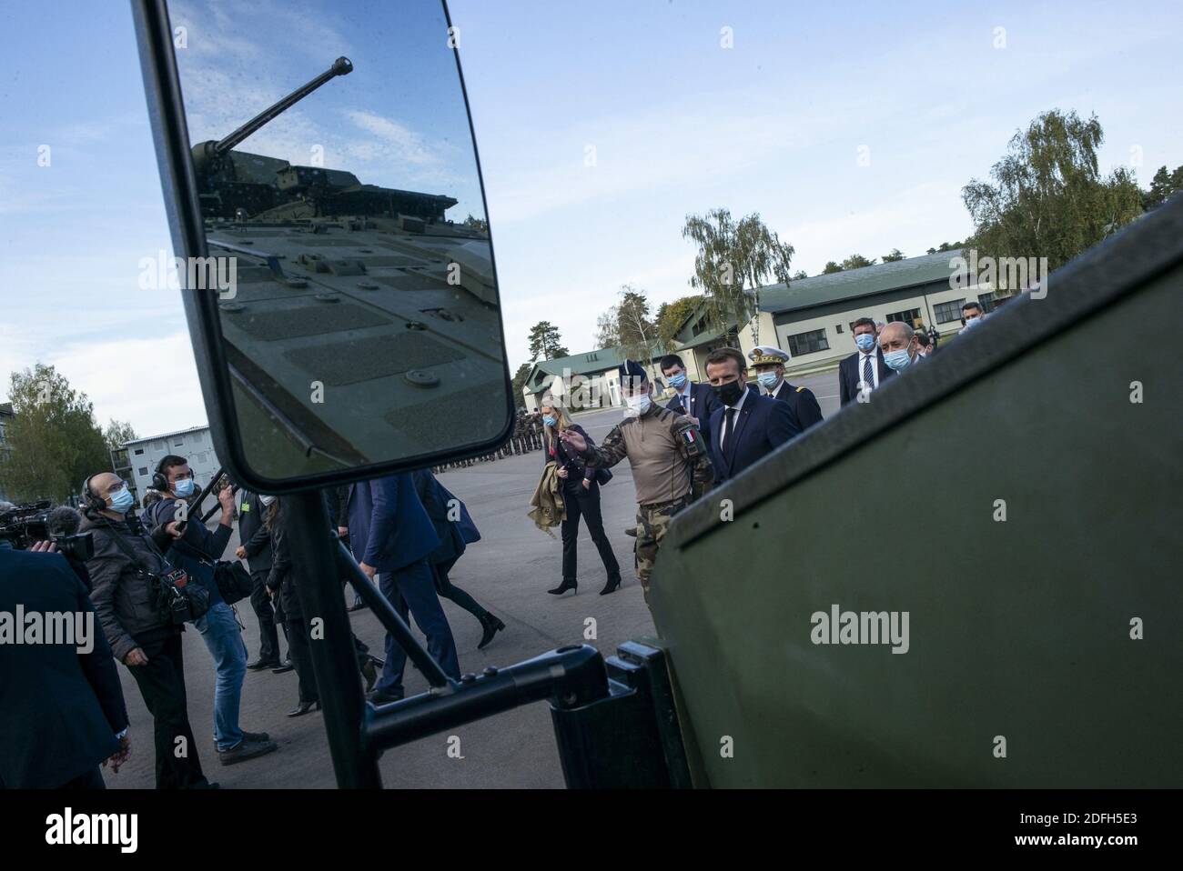 Le président français Emmanuel Macron visite les soldats du groupe de combat du bataillon de la présence avancée renforcée (PFE) de l'OTAN à Rukla, en Lituanie, le 29 septembre 2020. Photo par Eliot Blondt/ABACAPRESS.COM Banque D'Images
