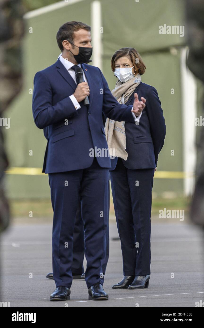 Le président français Emmanuel Macron et le ministre français de l'armée Florence Parly visitent des soldats en service dans le groupe de combat du bataillon de la présence avancée renforcée (PFE) de l'OTAN à Rukla, en Lituanie, le 29 septembre 2020. Photo par Eliot Blondt/ABACAPRESS.COM Banque D'Images