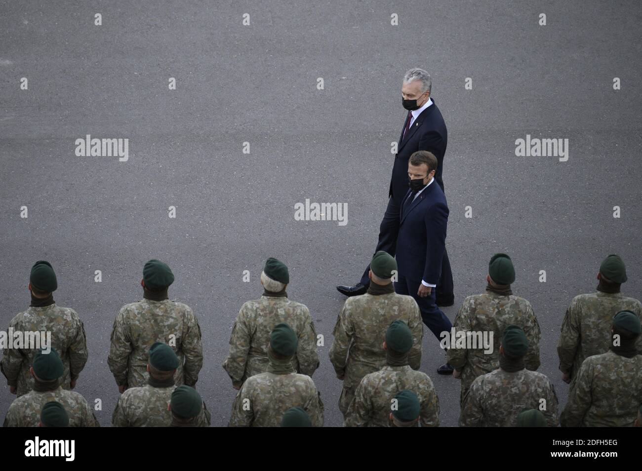 Le président français Emmanuel Macron et le président lituanien Gitanas Nauseda (L) rendent visite aux soldats du groupe de combat du bataillon de la présence avancée renforcée (PFE) de l'OTAN à Rukla (Lituanie), le 29 septembre 2020. Photo par Eliot Blondt/ABACAPRESS.COM Banque D'Images