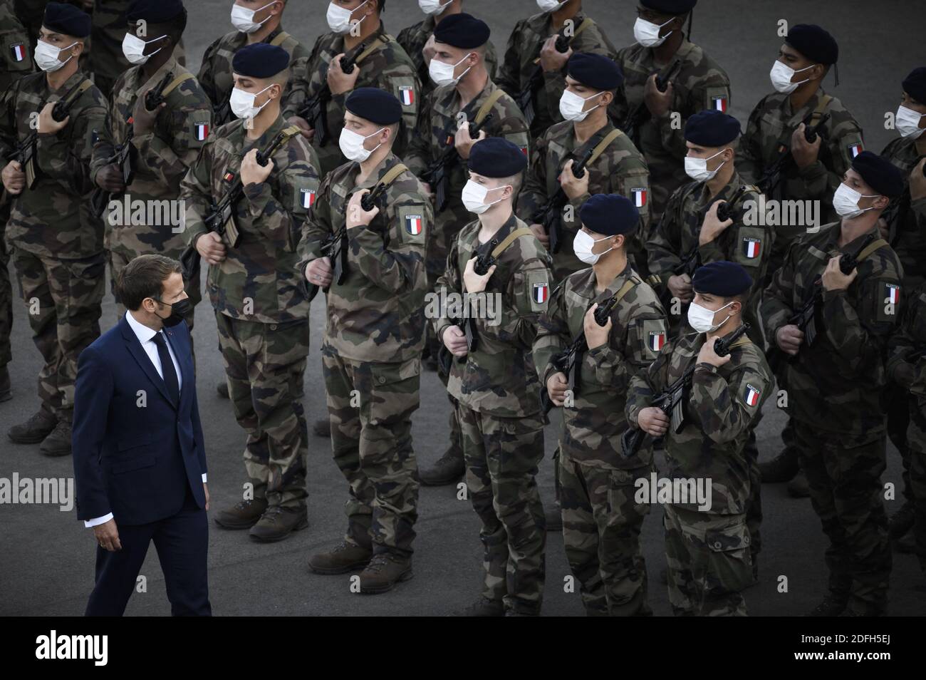Le président français Emmanuel Macron visite les soldats du groupe de combat du bataillon de la présence avancée renforcée (PFE) de l'OTAN à Rukla, en Lituanie, le 29 septembre 2020. Photo par Eliot Blondt/ABACAPRESS.COM Banque D'Images