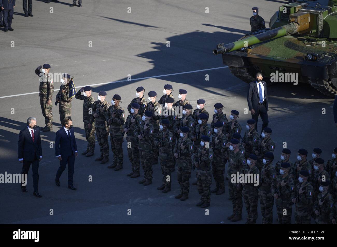 Le président français Emmanuel Macron et le président lituanien Gitanas Nauseda (L) rendent visite aux soldats du groupe de combat du bataillon de la présence avancée renforcée (PFE) de l'OTAN à Rukla (Lituanie), le 29 septembre 2020. Photo par Eliot Blondt/ABACAPRESS.COM Banque D'Images