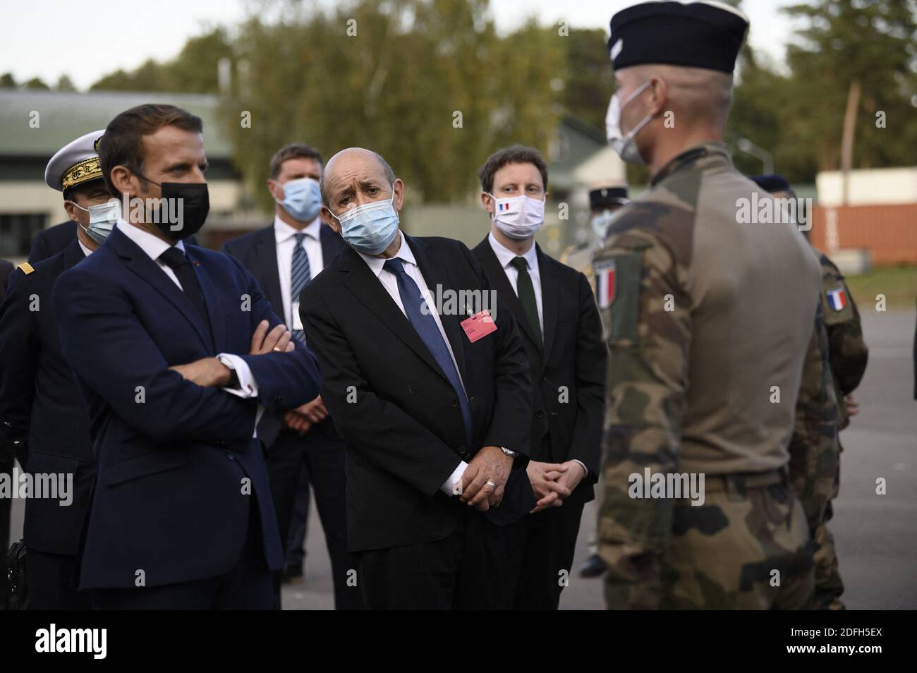 Le ministre français Jean Yves le Drian avec le président français Emmanuel macron, visite des soldats du groupe de combat du bataillon de la présence avancée renforcée (PFE) de l'OTAN à Rukla, en Lituanie, le 29 septembre 2020. Photo par Eliot Blondt/ABACAPRESS.COM Banque D'Images