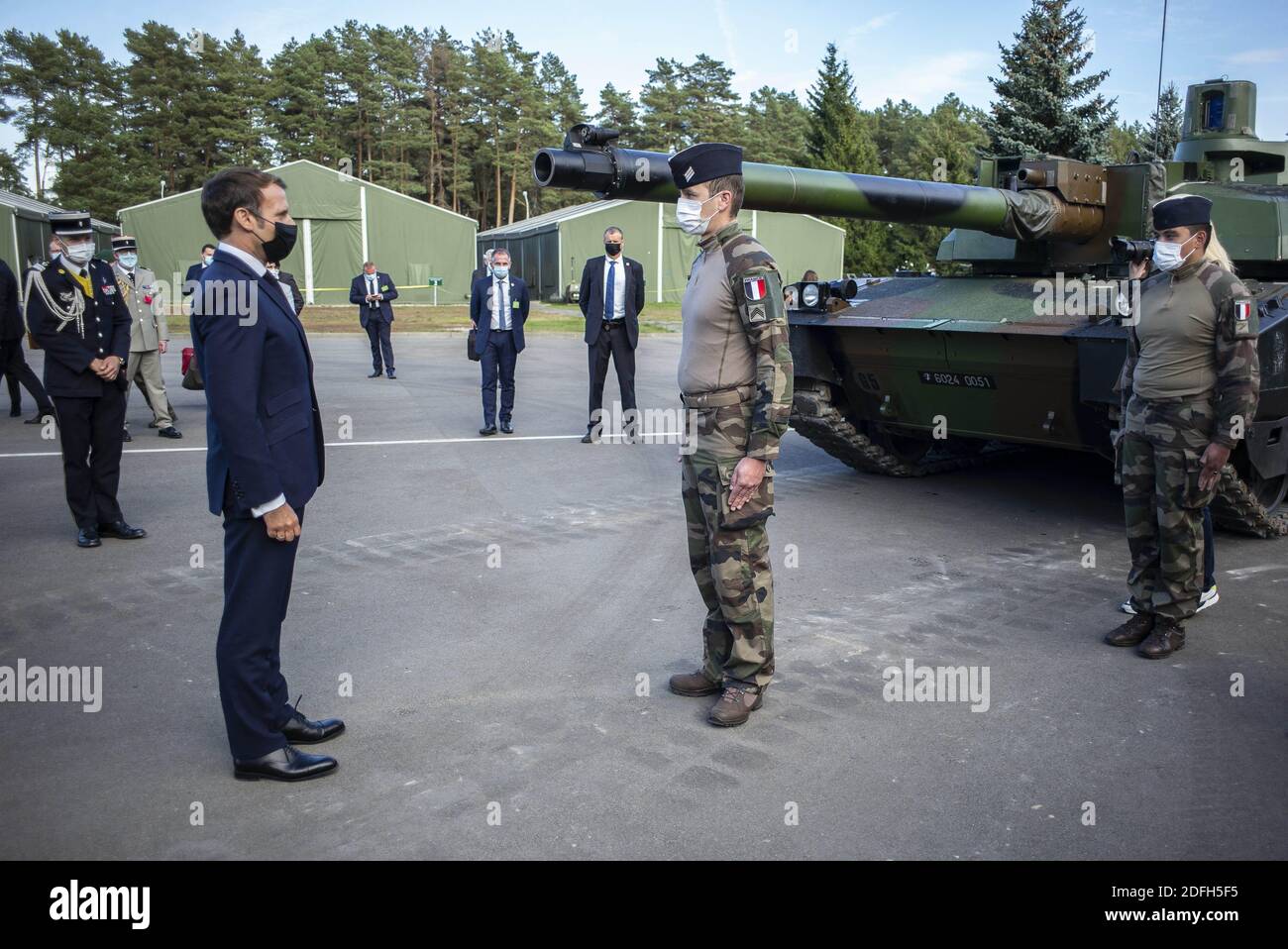 Le président français Emmanuel Macron visite les soldats du groupe de combat du bataillon de la présence avancée renforcée (PFE) de l'OTAN à Rukla, en Lituanie, le 29 septembre 2020. Photo par Eliot Blondt/ABACAPRESS.COM Banque D'Images