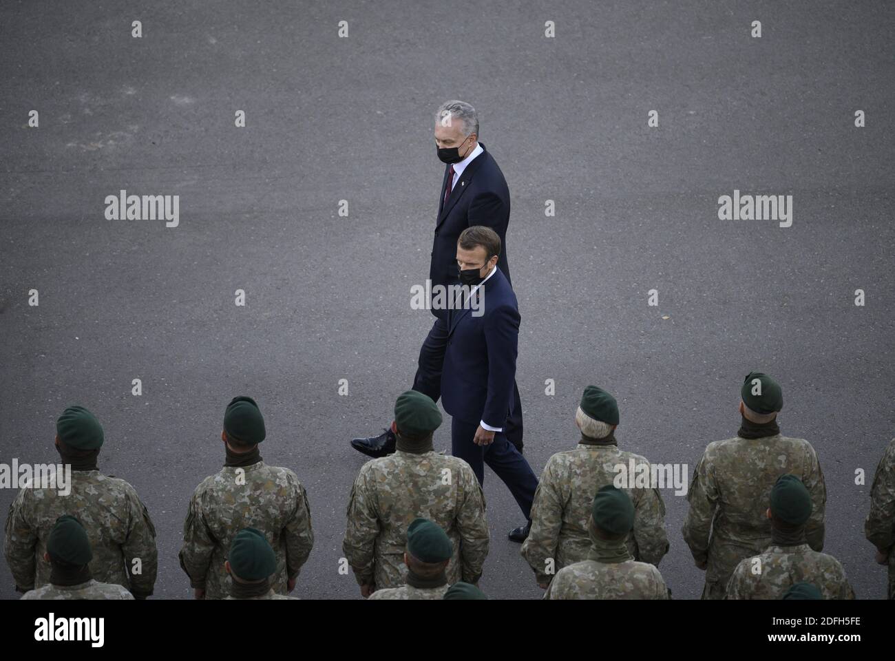Le président français Emmanuel Macron et le président lituanien Gitanas Nauseda (L) rendent visite aux soldats du groupe de combat du bataillon de la présence avancée renforcée (PFE) de l'OTAN à Rukla (Lituanie), le 29 septembre 2020. Photo par Eliot Blondt/ABACAPRESS.COM Banque D'Images