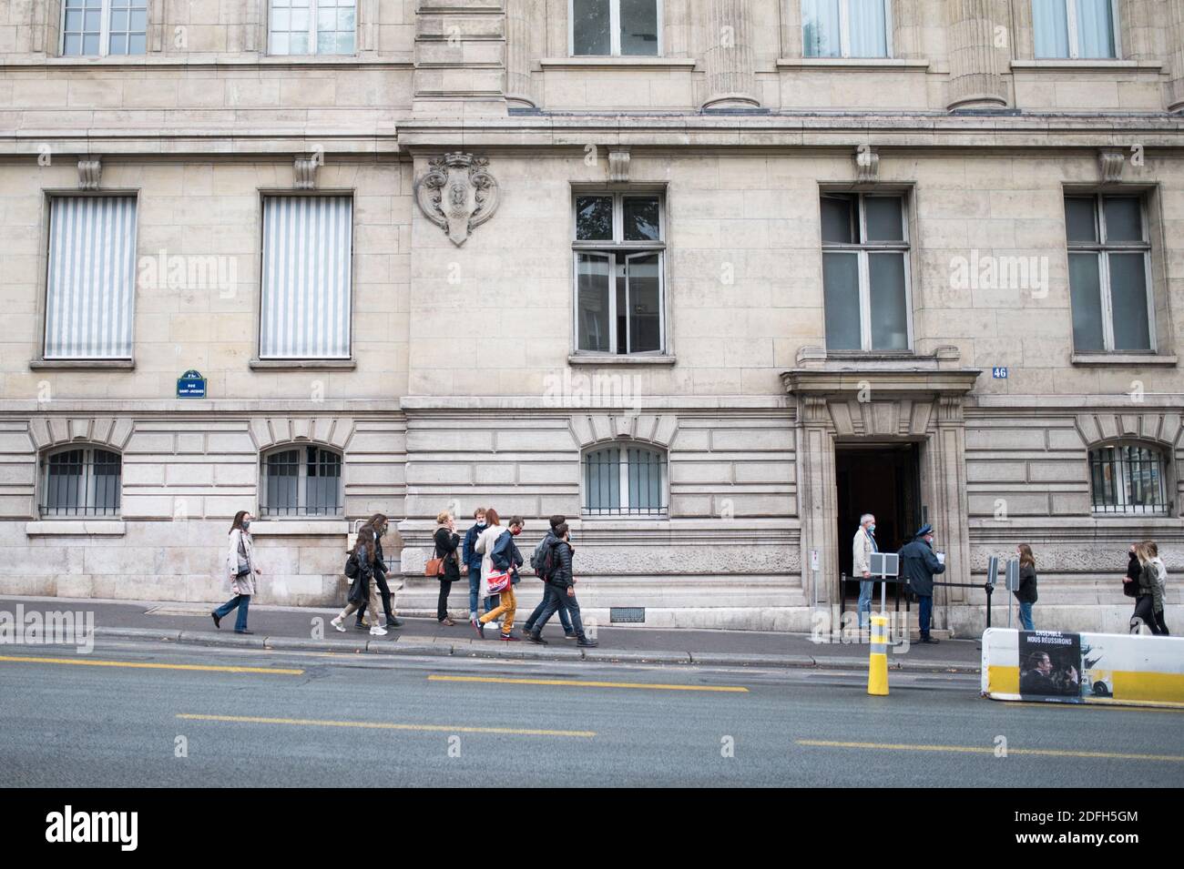 Les étudiants, portant des masques, marchent près de l'université de la Sorbonne, à Paris, en France, le 29 septembre 2020. Au moins une douzaine de pôles Covid-19 ont vu le jour depuis l'ouverture des campus et des salles de classe en France ce mois-ci. La couve des cas est un signe d'avertissement pour les autres pays d'Europe, où la plupart des universités sont en train de se préparer à reprendre l'enseignement et la recherche dans les semaines à venir. Photo de Julie Sebadelha/ABACAPRESS.COM Banque D'Images