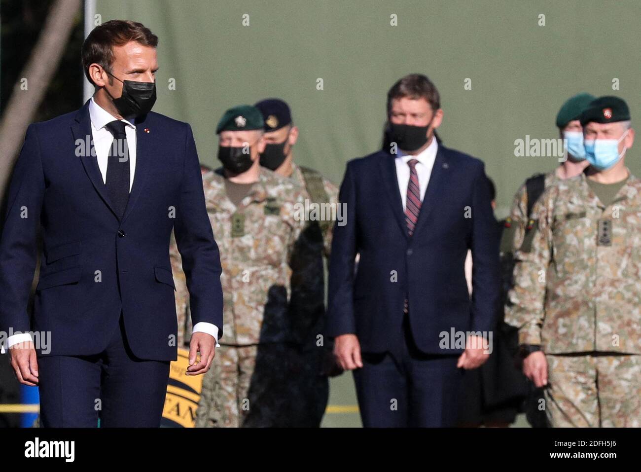 Le président français Emmanuel Macron et le président lituanien Gitanas Nauseda rendent visite aux soldats du groupe de combat du bataillon de la présence avancée renforcée (PFE) de l'OTAN à Rukla, en Lituanie, le 29 septembre 2020. Photo de Stephane Lemouton/Pool/ABACAPRESS.COM Banque D'Images