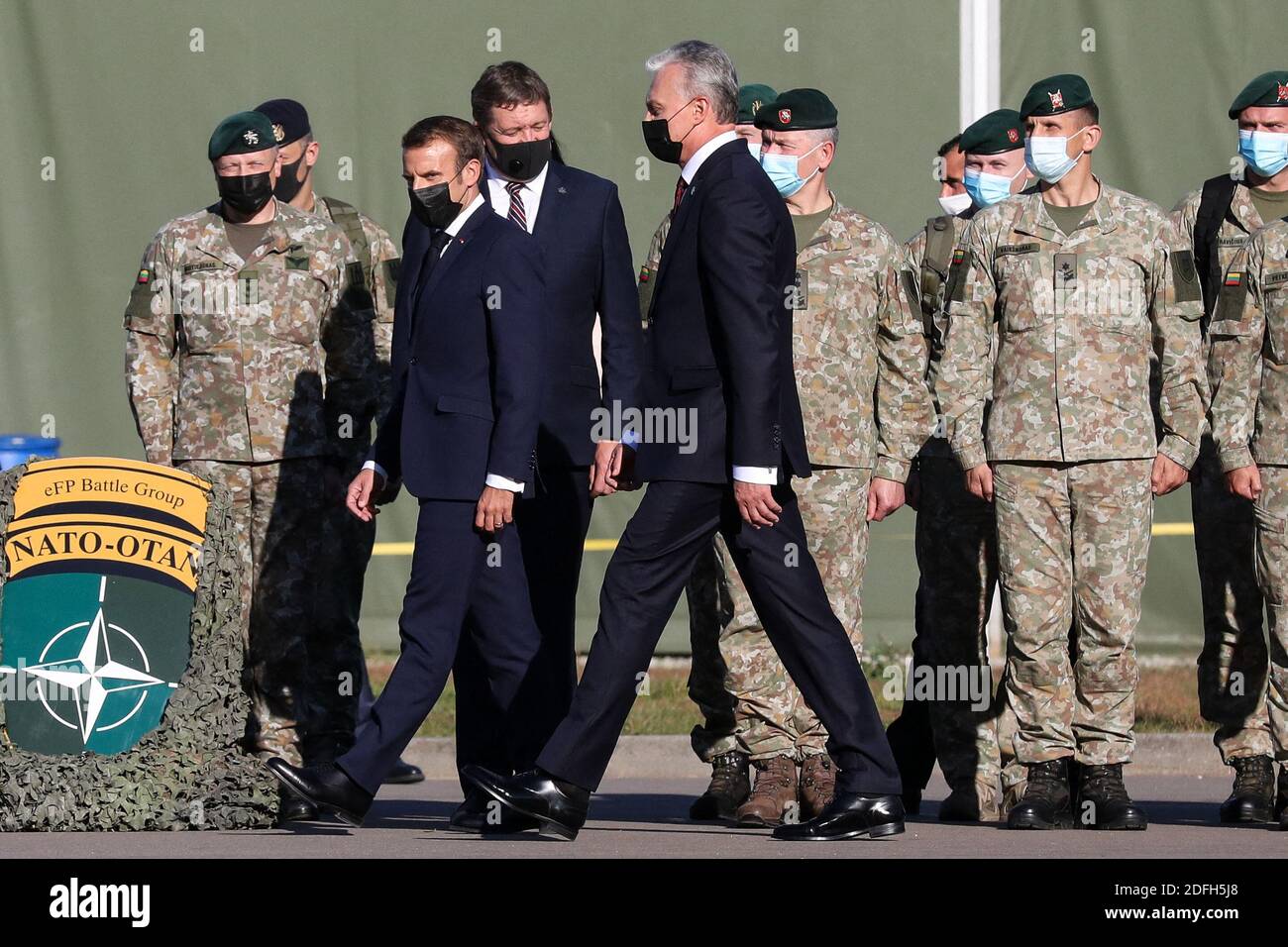 Le président français Emmanuel Macron et le président lituanien Gitanas Nauseda rendent visite aux soldats du groupe de combat du bataillon de la présence avancée renforcée (PFE) de l'OTAN à Rukla, en Lituanie, le 29 septembre 2020. Photo de Stephane Lemouton/Pool/ABACAPRESS.COM Banque D'Images