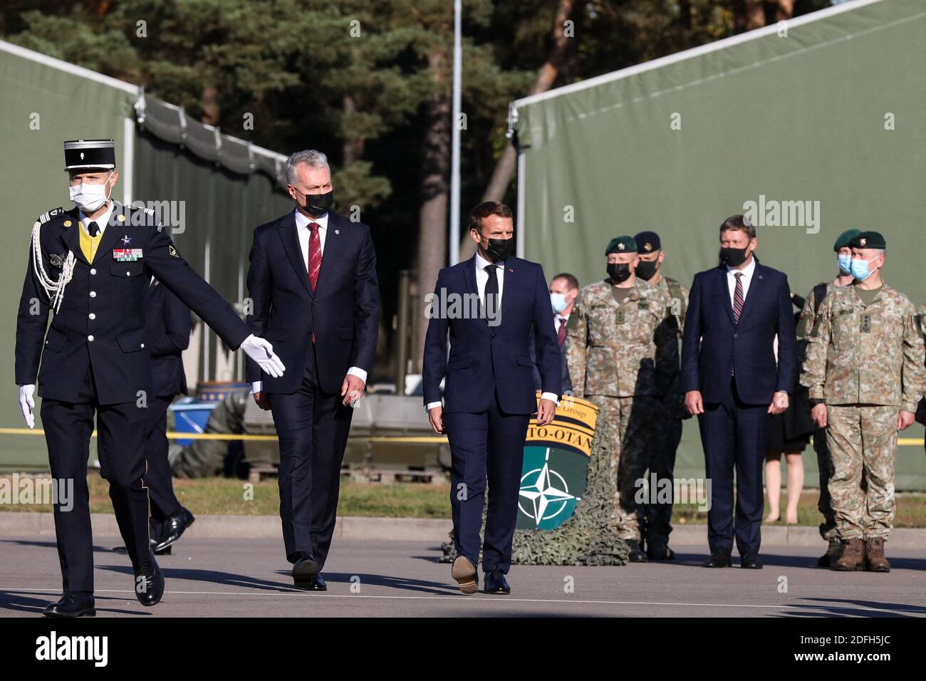 Le président français Emmanuel Macron et le président lituanien Gitanas Nauseda rendent visite aux soldats du groupe de combat du bataillon de la présence avancée renforcée (PFE) de l'OTAN à Rukla, en Lituanie, le 29 septembre 2020. Photo de Stephane Lemouton/Pool/ABACAPRESS.COM Banque D'Images