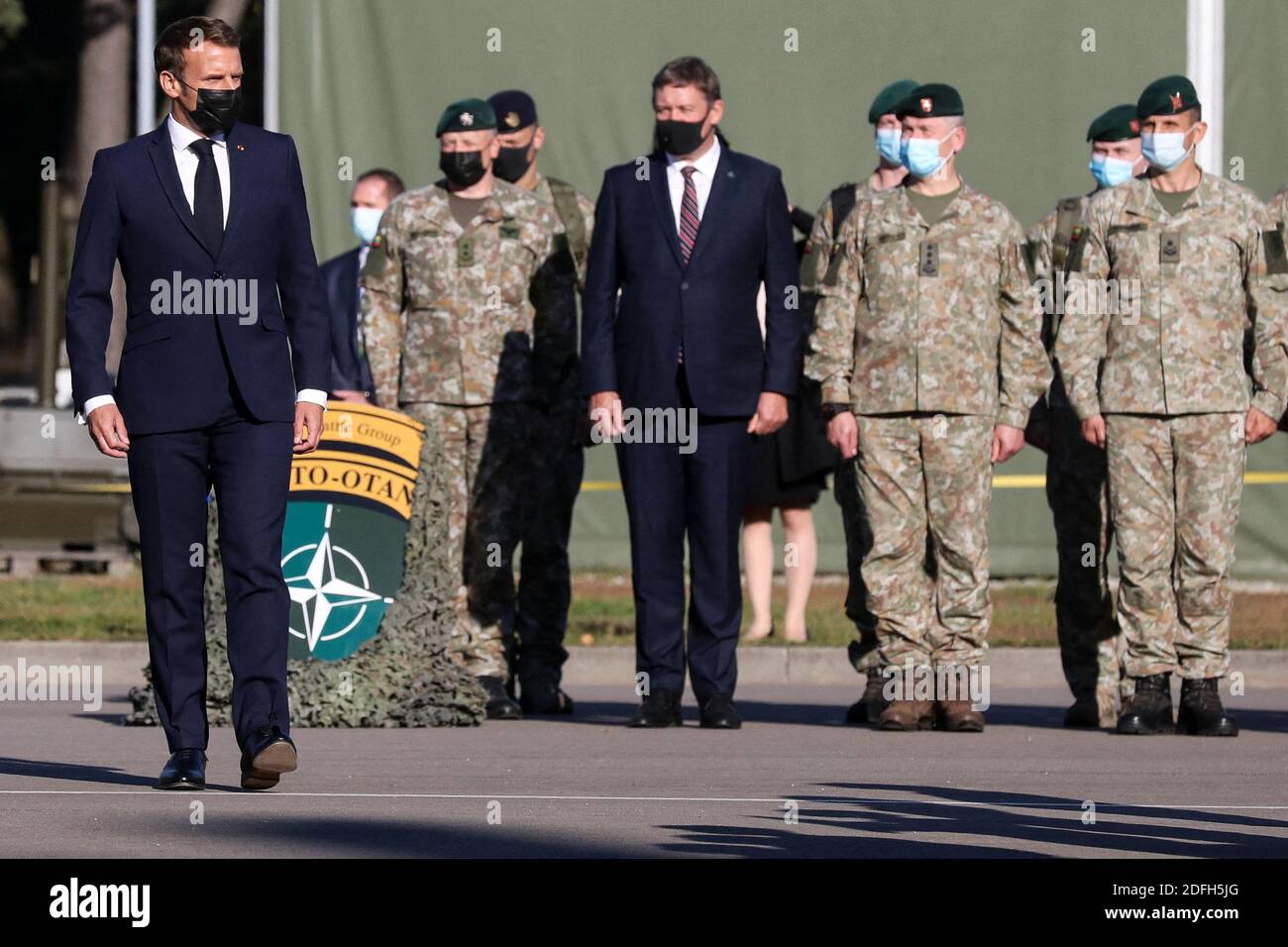 Le président français Emmanuel Macron et le président lituanien Gitanas Nauseda rendent visite aux soldats du groupe de combat du bataillon de la présence avancée renforcée (PFE) de l'OTAN à Rukla, en Lituanie, le 29 septembre 2020. Photo de Stephane Lemouton/Pool/ABACAPRESS.COM Banque D'Images