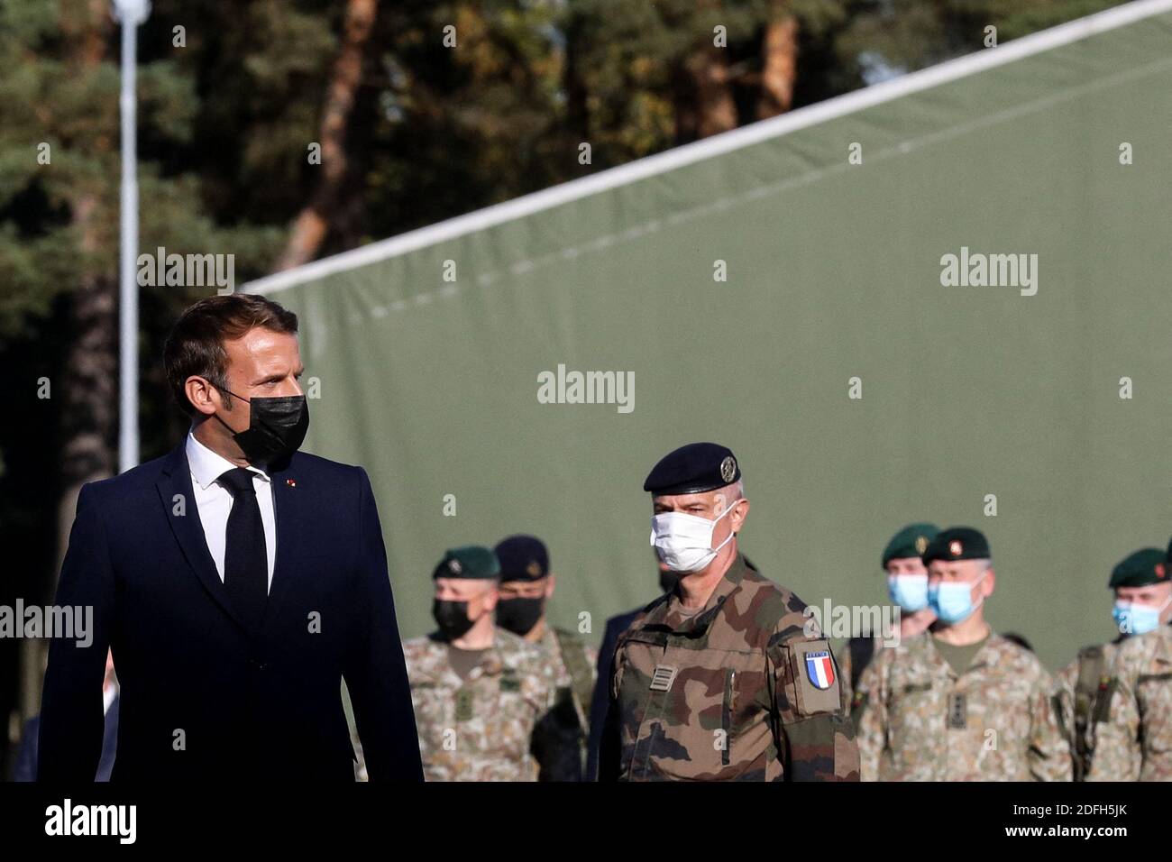 Le président français Emmanuel Macron et le président lituanien Gitanas Nauseda rendent visite aux soldats du groupe de combat du bataillon de la présence avancée renforcée (PFE) de l'OTAN à Rukla, en Lituanie, le 29 septembre 2020. Photo de Stephane Lemouton/Pool/ABACAPRESS.COM Banque D'Images