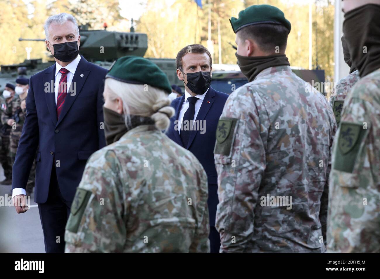 Le président français Emmanuel Macron et le président lituanien Gitanas Nauseda rendent visite aux soldats du groupe de combat du bataillon de la présence avancée renforcée (PFE) de l'OTAN à Rukla, en Lituanie, le 29 septembre 2020. Photo de Stephane Lemouton/Pool/ABACAPRESS.COM Banque D'Images
