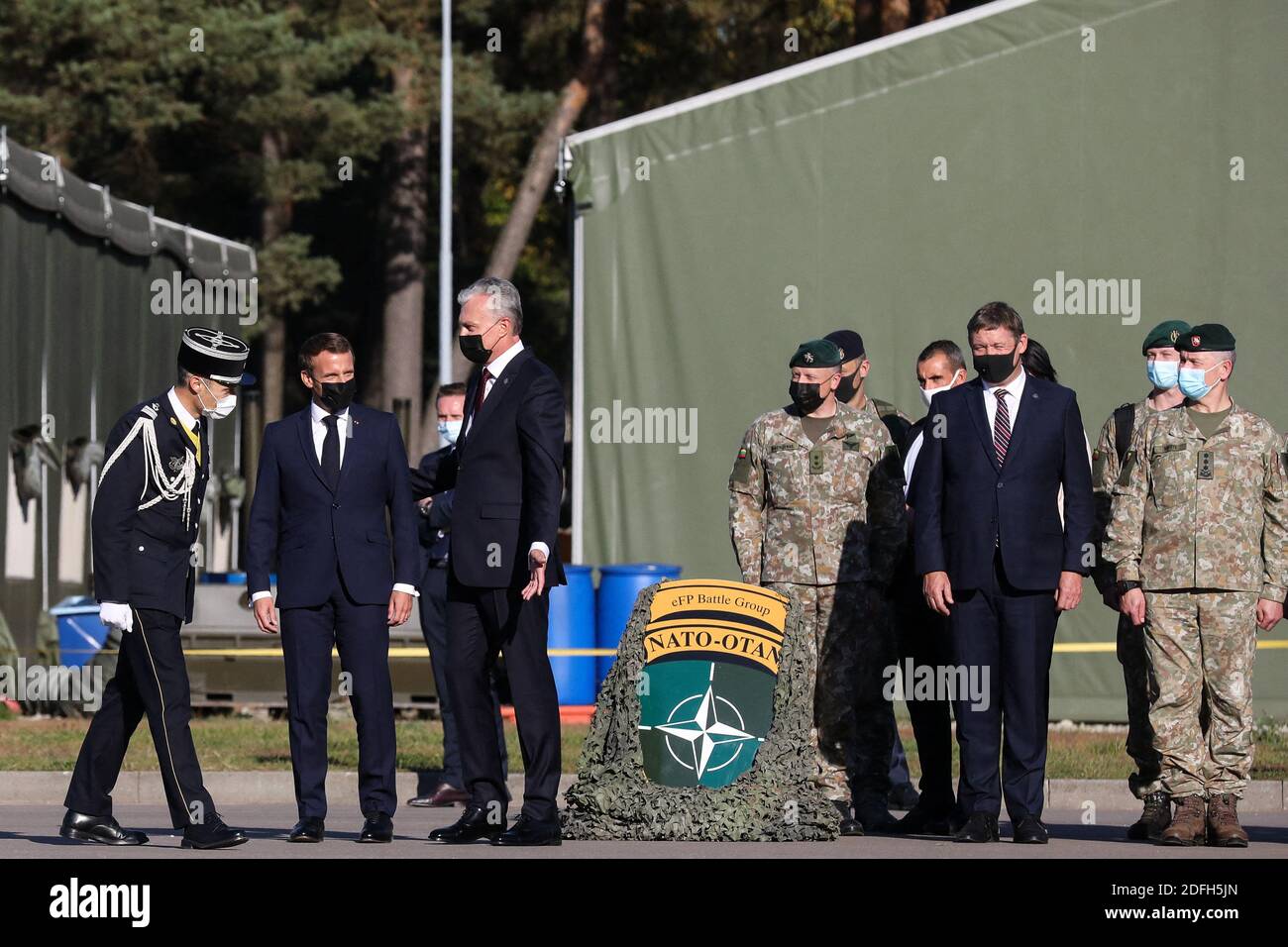 Le président français Emmanuel Macron et le président lituanien Gitanas Nauseda rendent visite aux soldats du groupe de combat du bataillon de la présence avancée renforcée (PFE) de l'OTAN à Rukla, en Lituanie, le 29 septembre 2020. Photo de Stephane Lemouton/Pool/ABACAPRESS.COM Banque D'Images