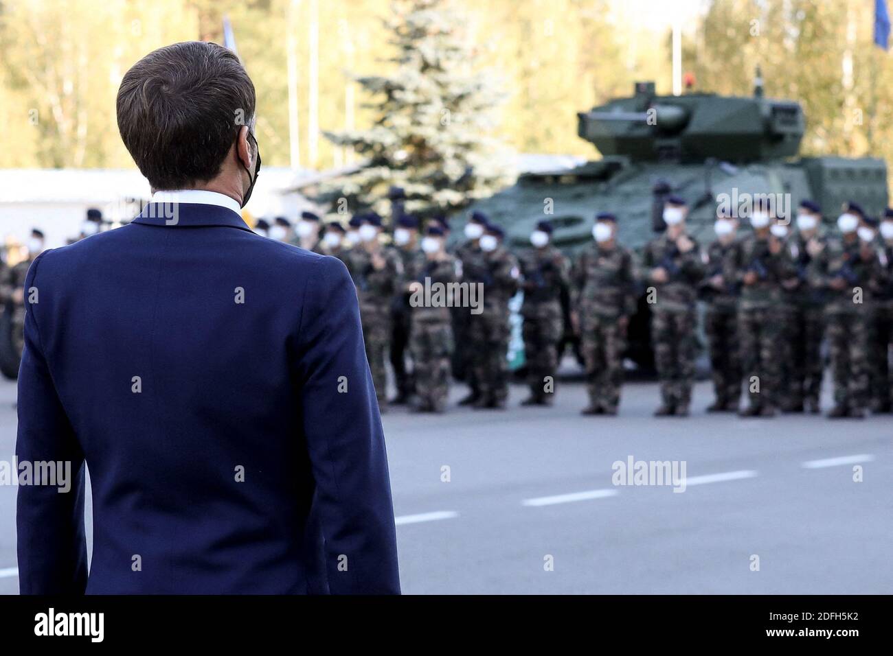 Le président français Emmanuel Macron et le président lituanien Gitanas Nauseda rendent visite aux soldats du groupe de combat du bataillon de la présence avancée renforcée (PFE) de l'OTAN à Rukla, en Lituanie, le 29 septembre 2020. Photo de Stephane Lemouton/Pool/ABACAPRESS.COM Banque D'Images
