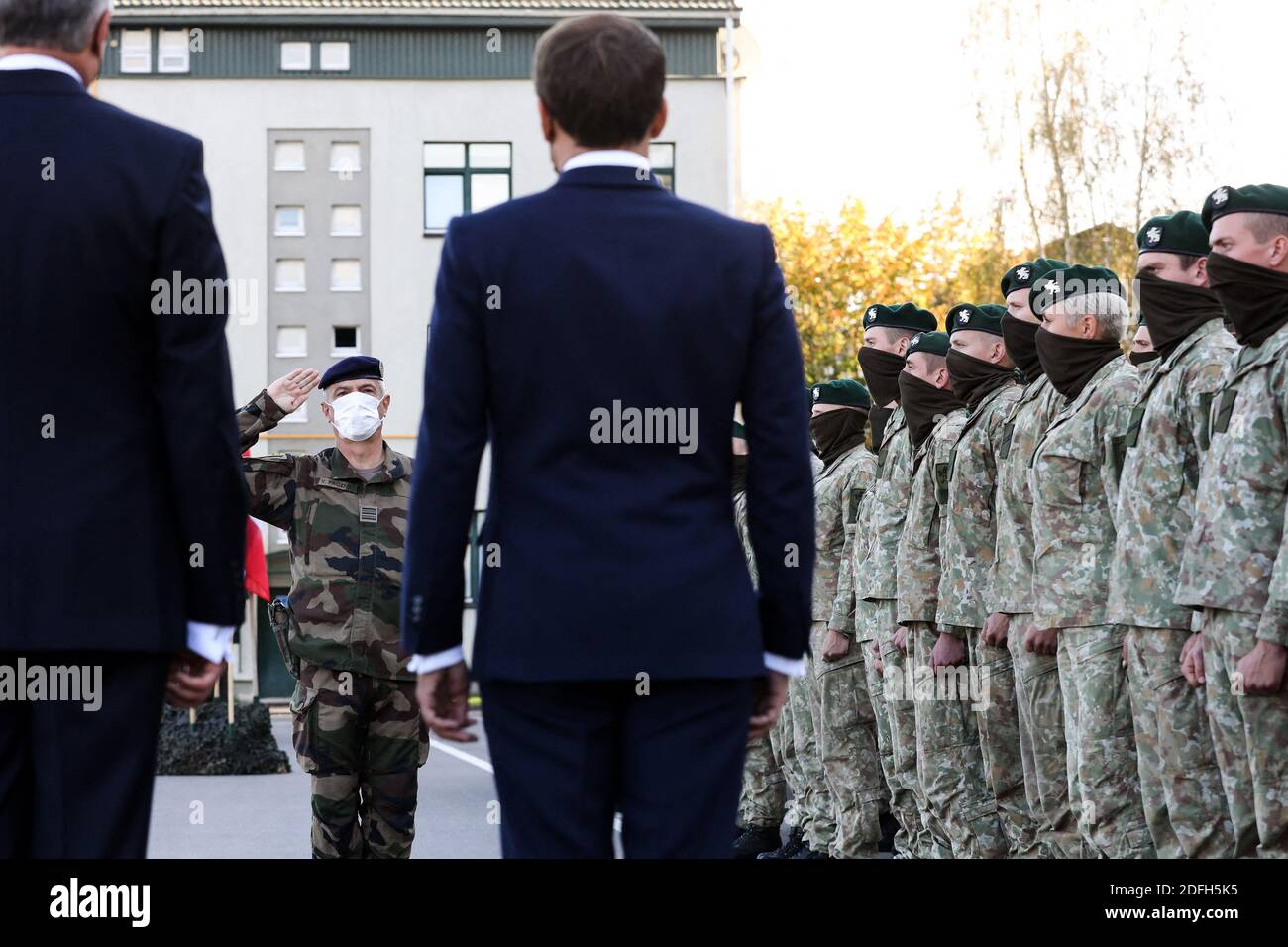 Le président français Emmanuel Macron et le président lituanien Gitanas Nauseda rendent visite aux soldats du groupe de combat du bataillon de la présence avancée renforcée (PFE) de l'OTAN à Rukla, en Lituanie, le 29 septembre 2020. Photo de Stephane Lemouton/Pool/ABACAPRESS.COM Banque D'Images