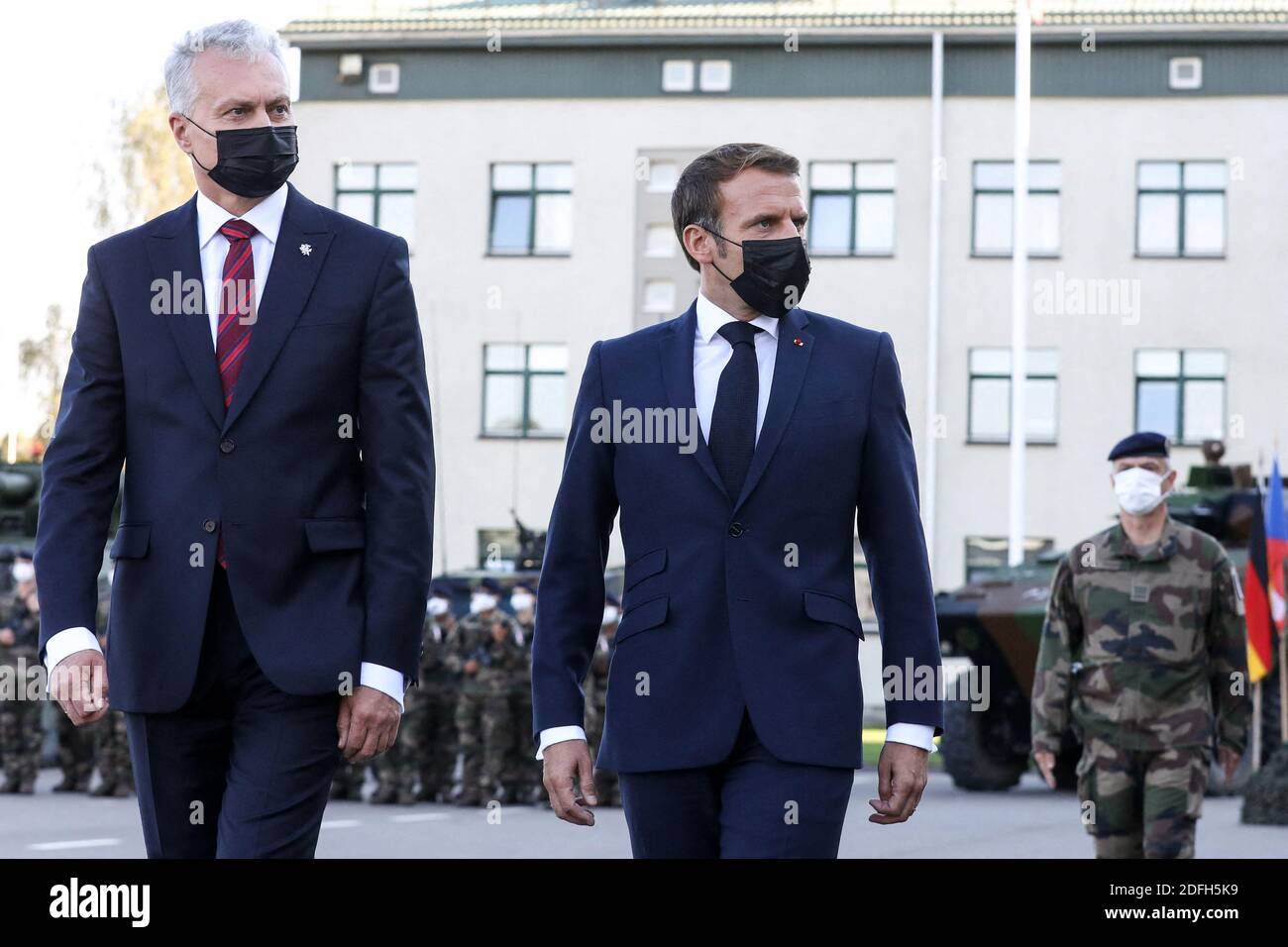 Le président français Emmanuel Macron et le président lituanien Gitanas Nauseda rendent visite aux soldats du groupe de combat du bataillon de la présence avancée renforcée (PFE) de l'OTAN à Rukla, en Lituanie, le 29 septembre 2020. Photo de Stephane Lemouton/Pool/ABACAPRESS.COM Banque D'Images
