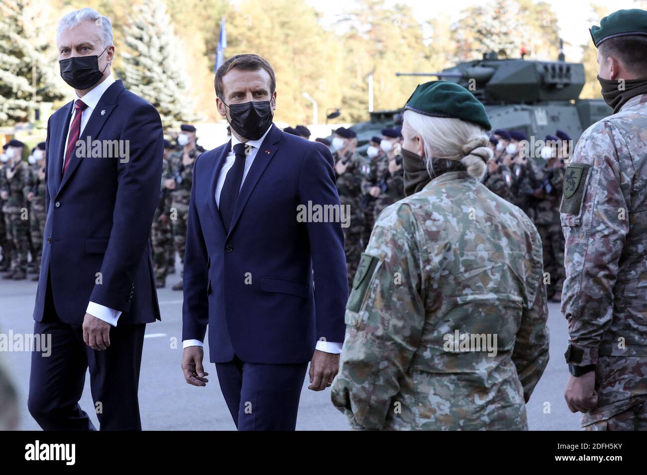 Le président français Emmanuel Macron et le président lituanien Gitanas Nauseda rendent visite aux soldats du groupe de combat du bataillon de la présence avancée renforcée (PFE) de l'OTAN à Rukla, en Lituanie, le 29 septembre 2020. Photo de Stephane Lemouton/Pool/ABACAPRESS.COM Banque D'Images