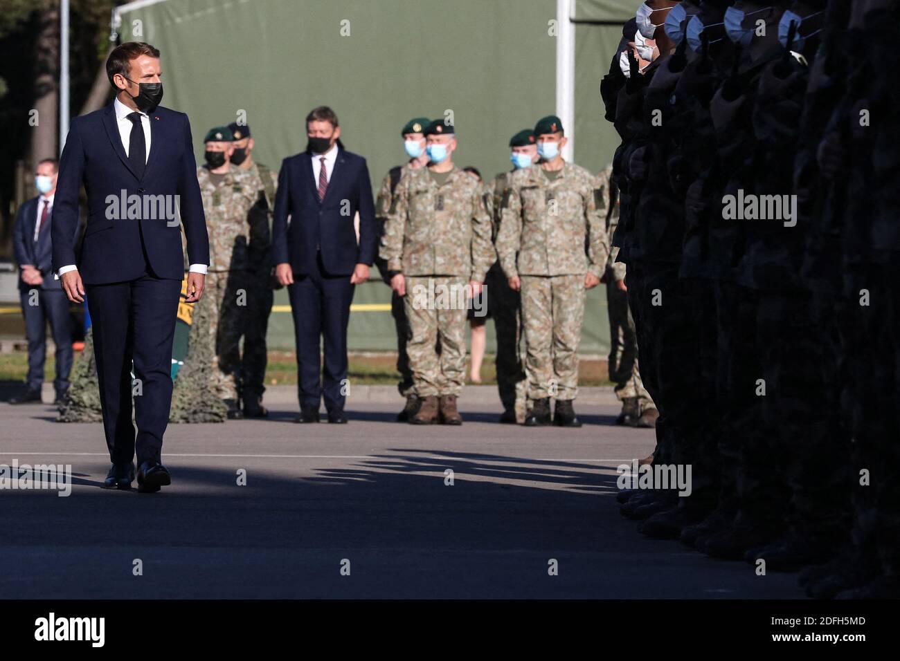 Le président français Emmanuel Macron et le président lituanien Gitanas Nauseda rendent visite aux soldats du groupe de combat du bataillon de la présence avancée renforcée (PFE) de l'OTAN à Rukla, en Lituanie, le 29 septembre 2020. Photo de Stephane Lemouton/Pool/ABACAPRESS.COM Banque D'Images