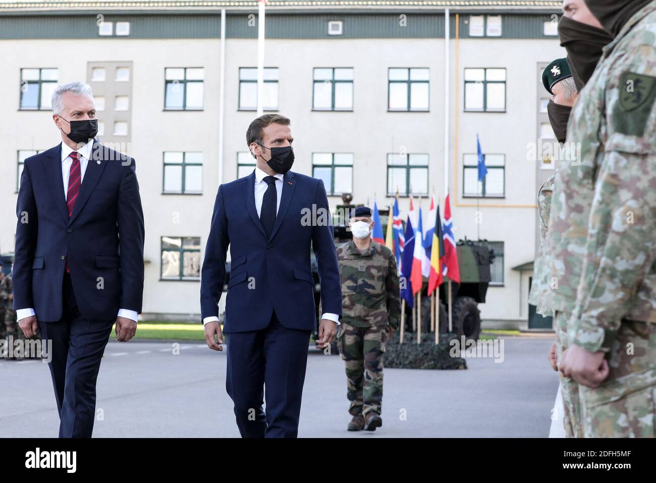 Le président français Emmanuel Macron et le président lituanien Gitanas Nauseda rendent visite aux soldats du groupe de combat du bataillon de la présence avancée renforcée (PFE) de l'OTAN à Rukla, en Lituanie, le 29 septembre 2020. Photo de Stephane Lemouton/Pool/ABACAPRESS.COM Banque D'Images