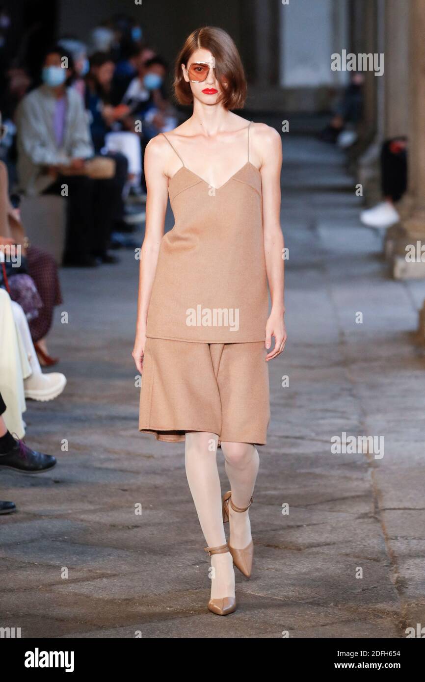 Des modèles défilent sur la piste du Max Mara lors de la semaine de la mode des femmes de Milan à Milan, en Italie, le 24 septembre 2020. Photo d'Alain Gil-Gonzalez/ABACAPRESS.COM Banque D'Images