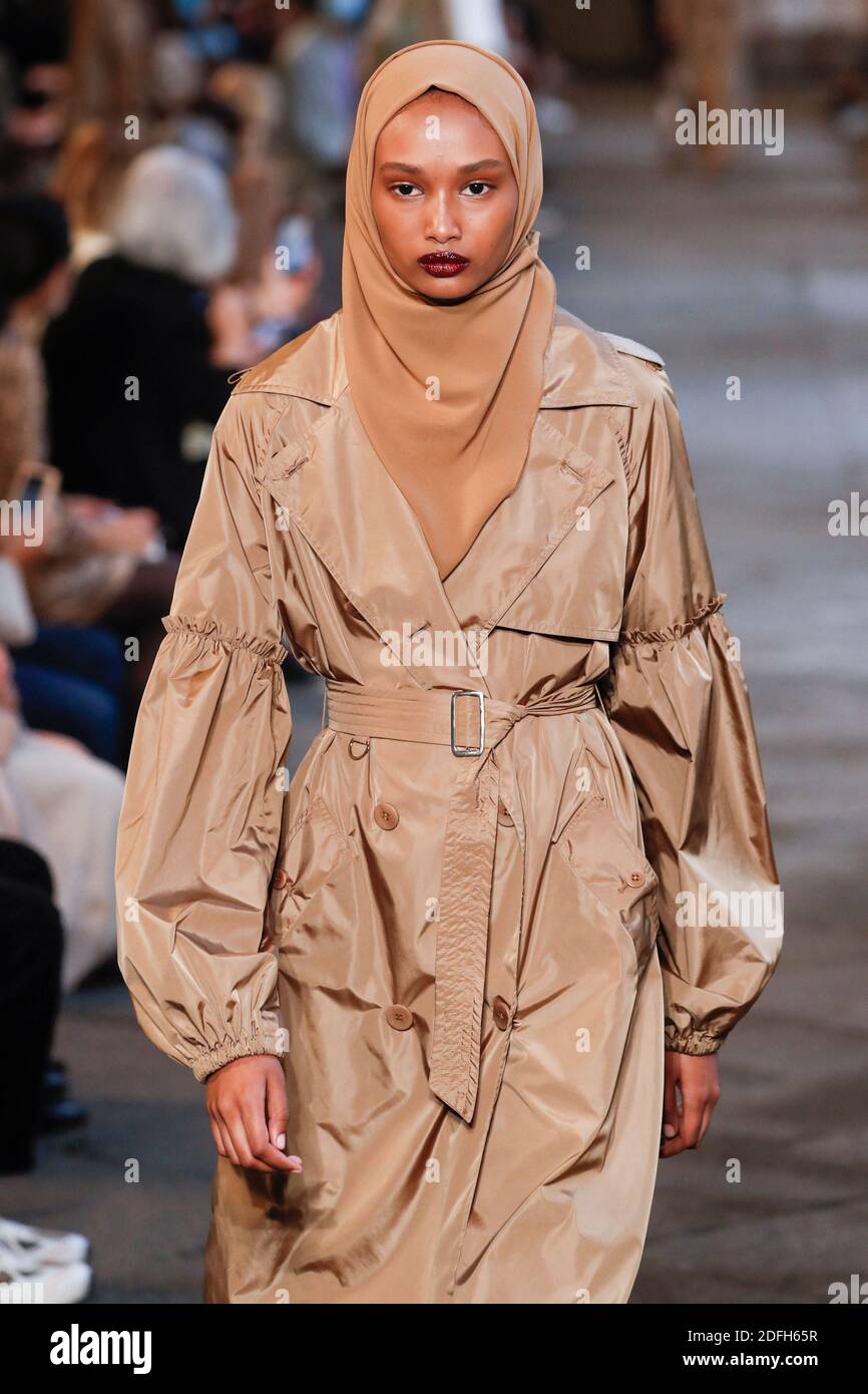Des modèles défilent sur la piste du Max Mara lors de la semaine de la mode des femmes de Milan à Milan, en Italie, le 24 septembre 2020. Photo d'Alain Gil-Gonzalez/ABACAPRESS.COM Banque D'Images
