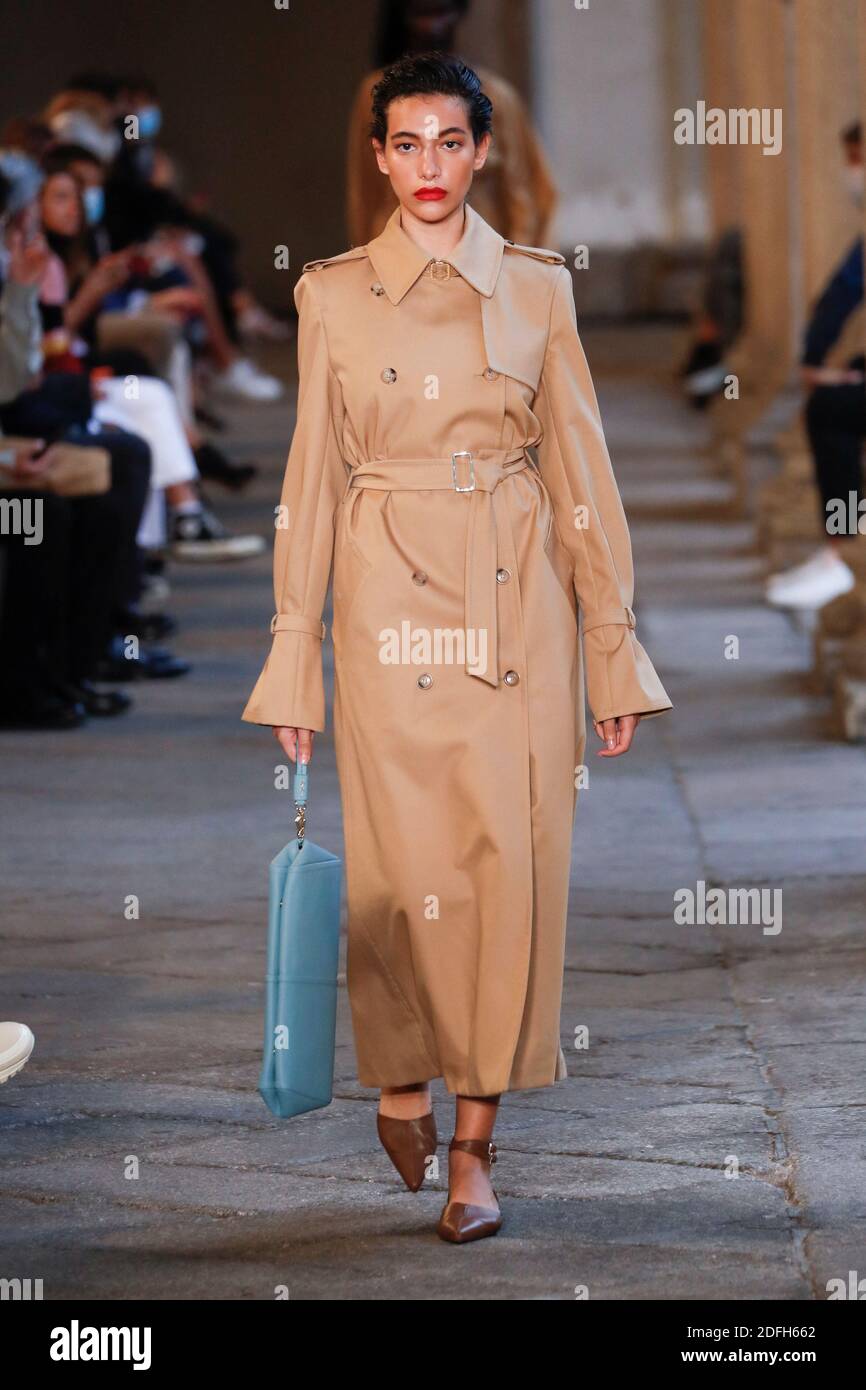Des modèles défilent sur la piste du Max Mara lors de la semaine de la mode des femmes de Milan à Milan, en Italie, le 24 septembre 2020. Photo d'Alain Gil-Gonzalez/ABACAPRESS.COM Banque D'Images