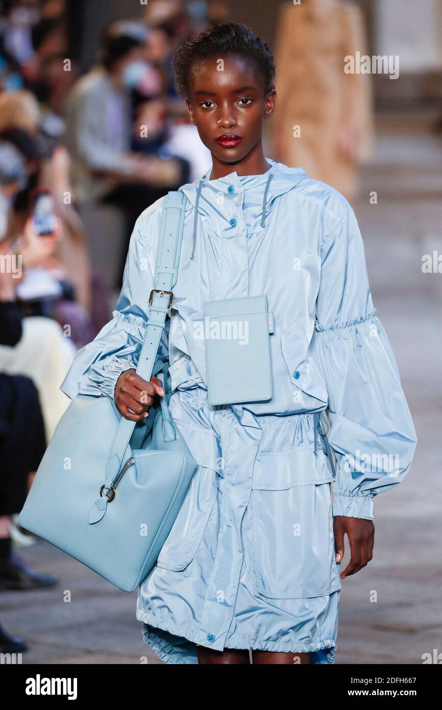 Des modèles défilent sur la piste du Max Mara lors de la semaine de la mode des femmes de Milan à Milan, en Italie, le 24 septembre 2020. Photo d'Alain Gil-Gonzalez/ABACAPRESS.COM Banque D'Images