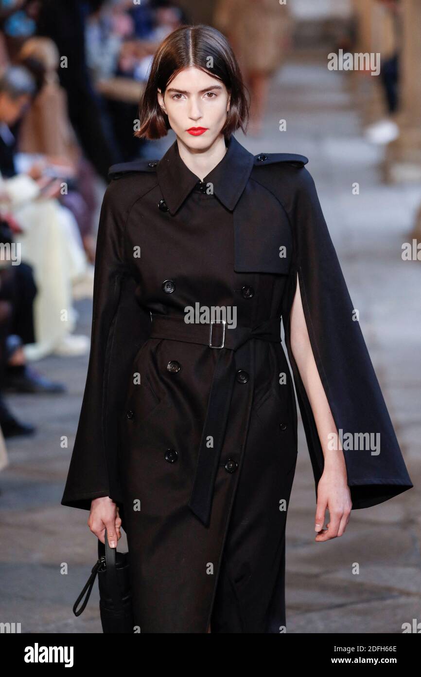 Des modèles défilent sur la piste du Max Mara lors de la semaine de la mode des femmes de Milan à Milan, en Italie, le 24 septembre 2020. Photo d'Alain Gil-Gonzalez/ABACAPRESS.COM Banque D'Images