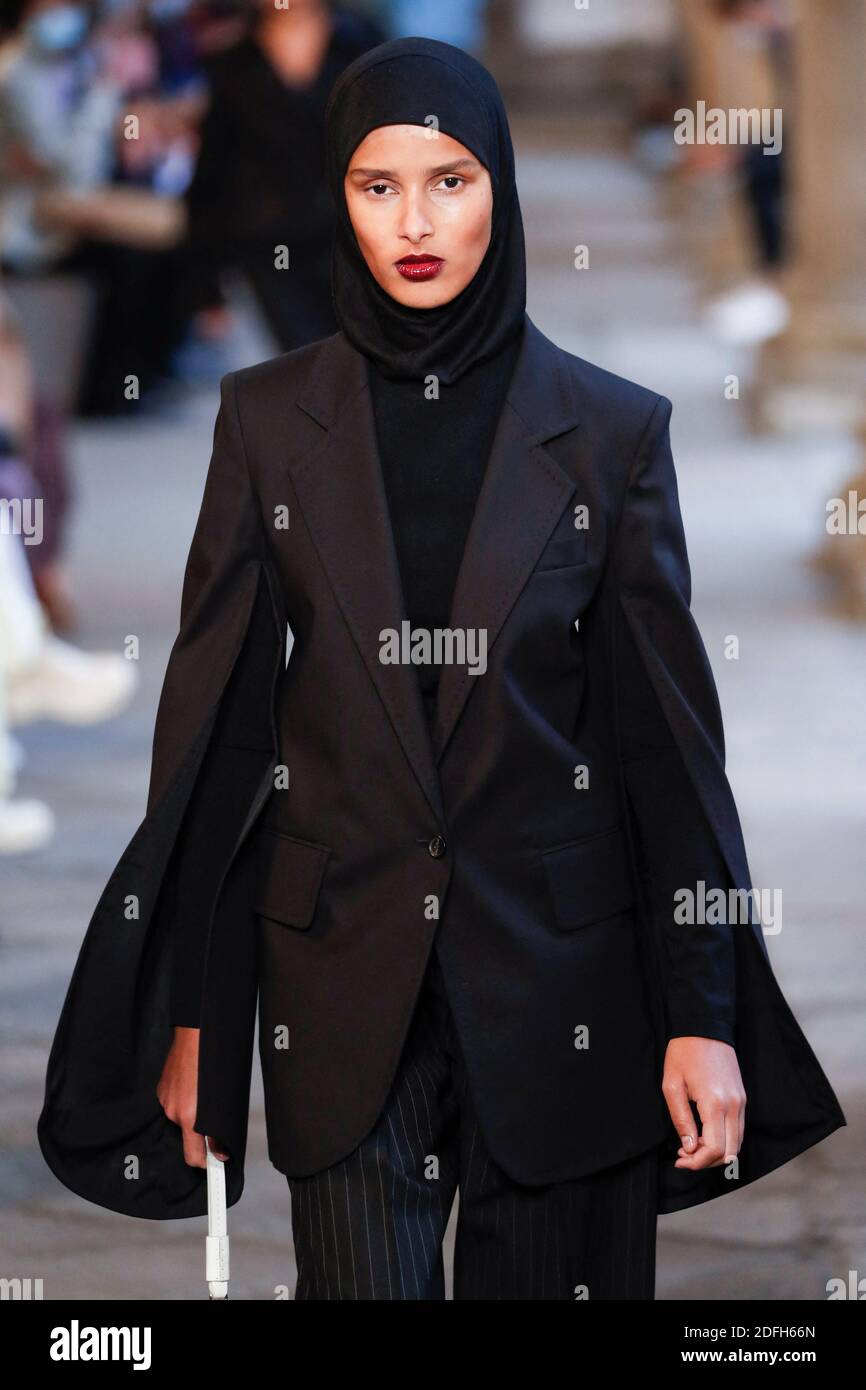 Des modèles défilent sur la piste du Max Mara lors de la semaine de la mode des femmes de Milan à Milan, en Italie, le 24 septembre 2020. Photo d'Alain Gil-Gonzalez/ABACAPRESS.COM Banque D'Images