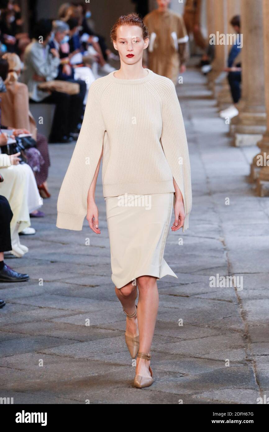Des modèles défilent sur la piste du Max Mara lors de la semaine de la mode des femmes de Milan à Milan, en Italie, le 24 septembre 2020. Photo d'Alain Gil-Gonzalez/ABACAPRESS.COM Banque D'Images